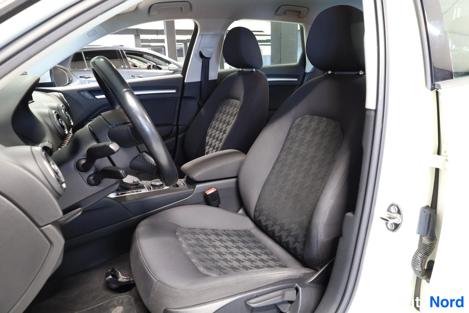 Valkoinen Audi A3 2015, etuistuimet, kuva 13