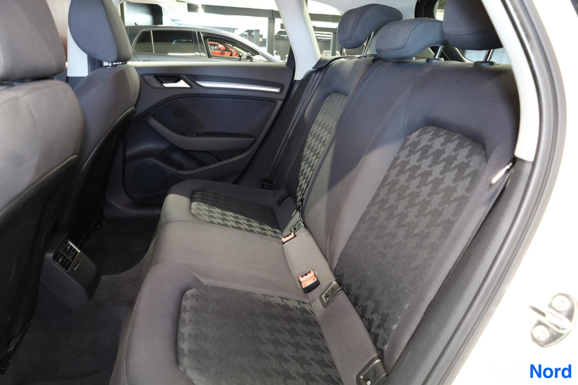 Valkoinen Audi A3 2015, takaistuimet, kuva 15