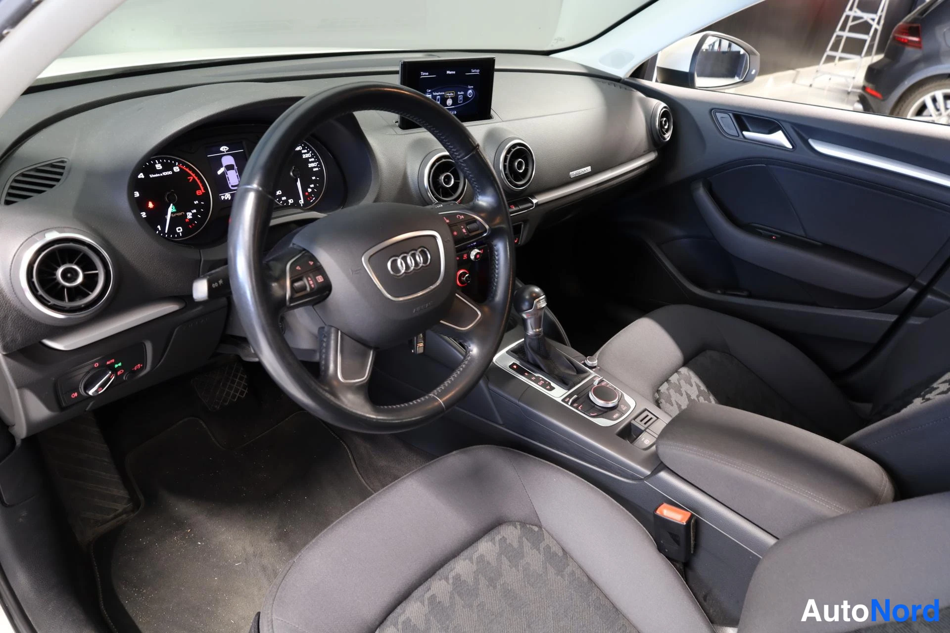 Valkoinen Audi A3 2015, ohjaamo, kuva 9