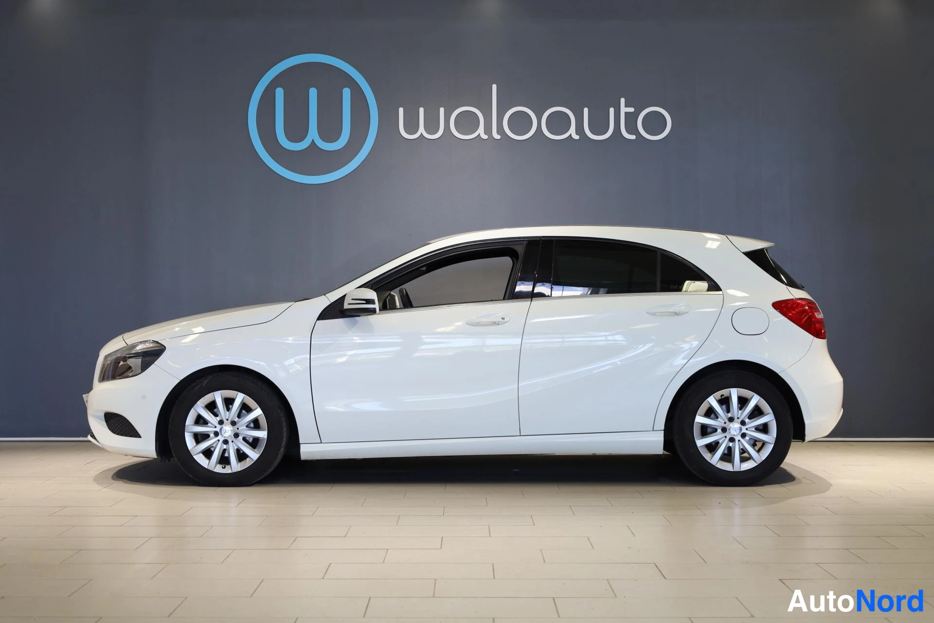 Valkoinen Mercedes-Benz A 2013, etuviisto, keula vasemmalle, kuva 2
