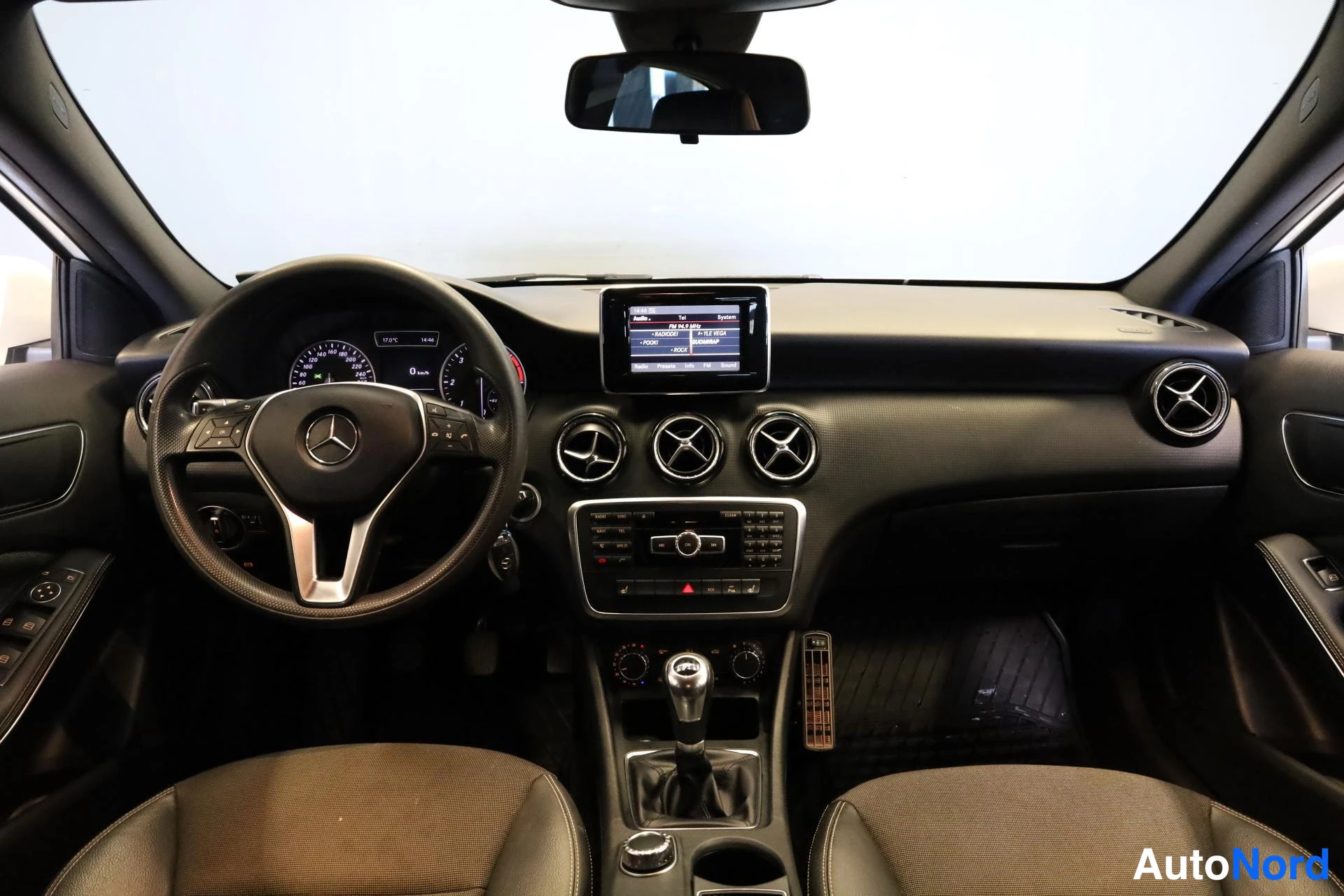 Valkoinen Mercedes-Benz A 2013, ohjaamo, kuva 10