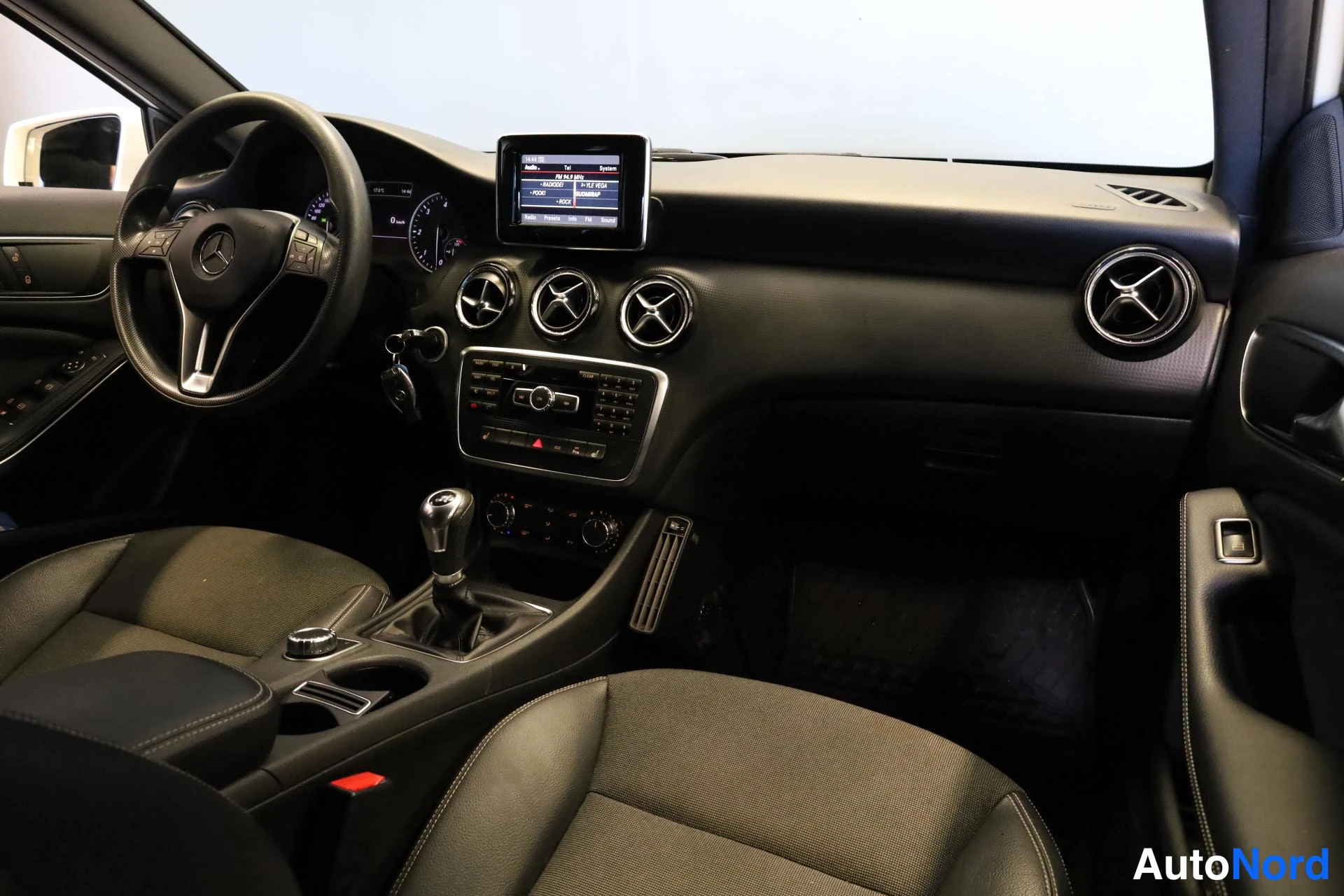 Valkoinen Mercedes-Benz A 2013, ohjaamo, kuva 11