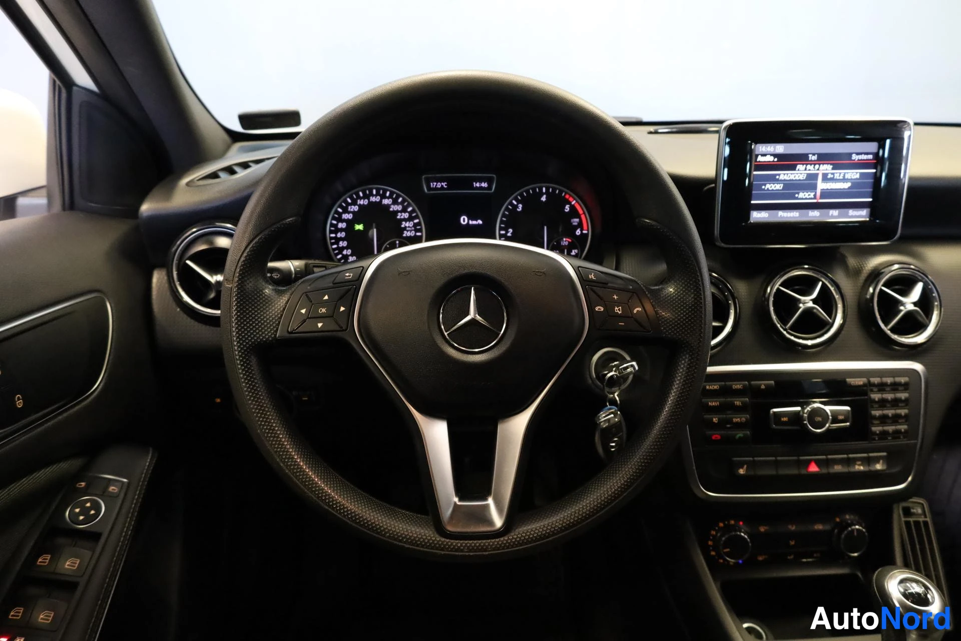 Valkoinen Mercedes-Benz A 2013, ohjaamo, kuva 12