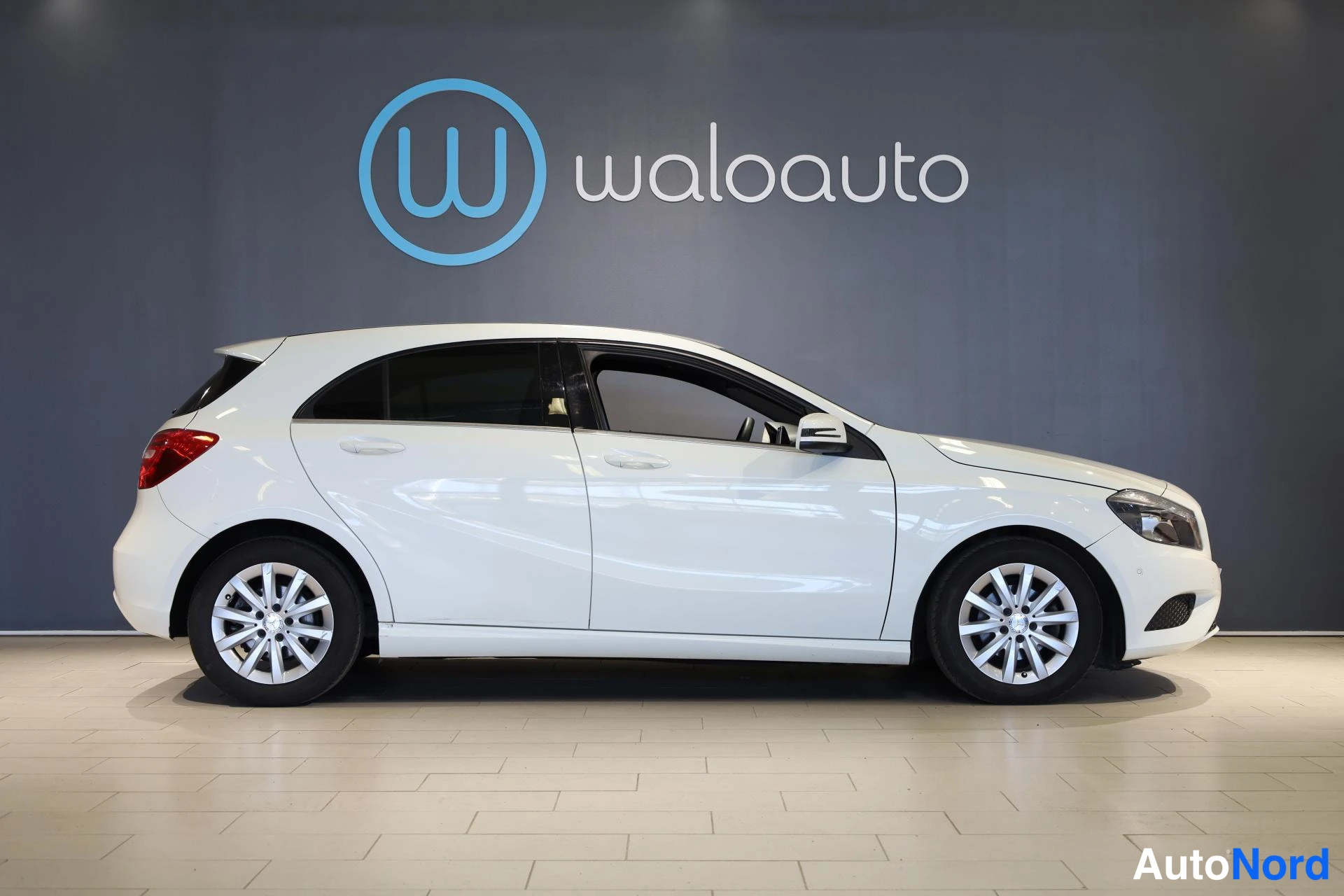Valkoinen Mercedes-Benz A 2013, sivulta, kuva 5
