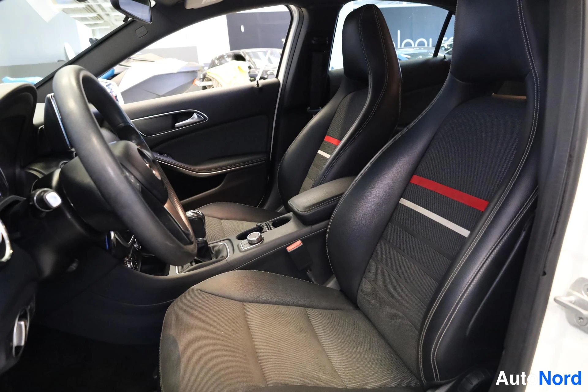 Valkoinen Mercedes-Benz A 2013, etuistuimet, kuva 13