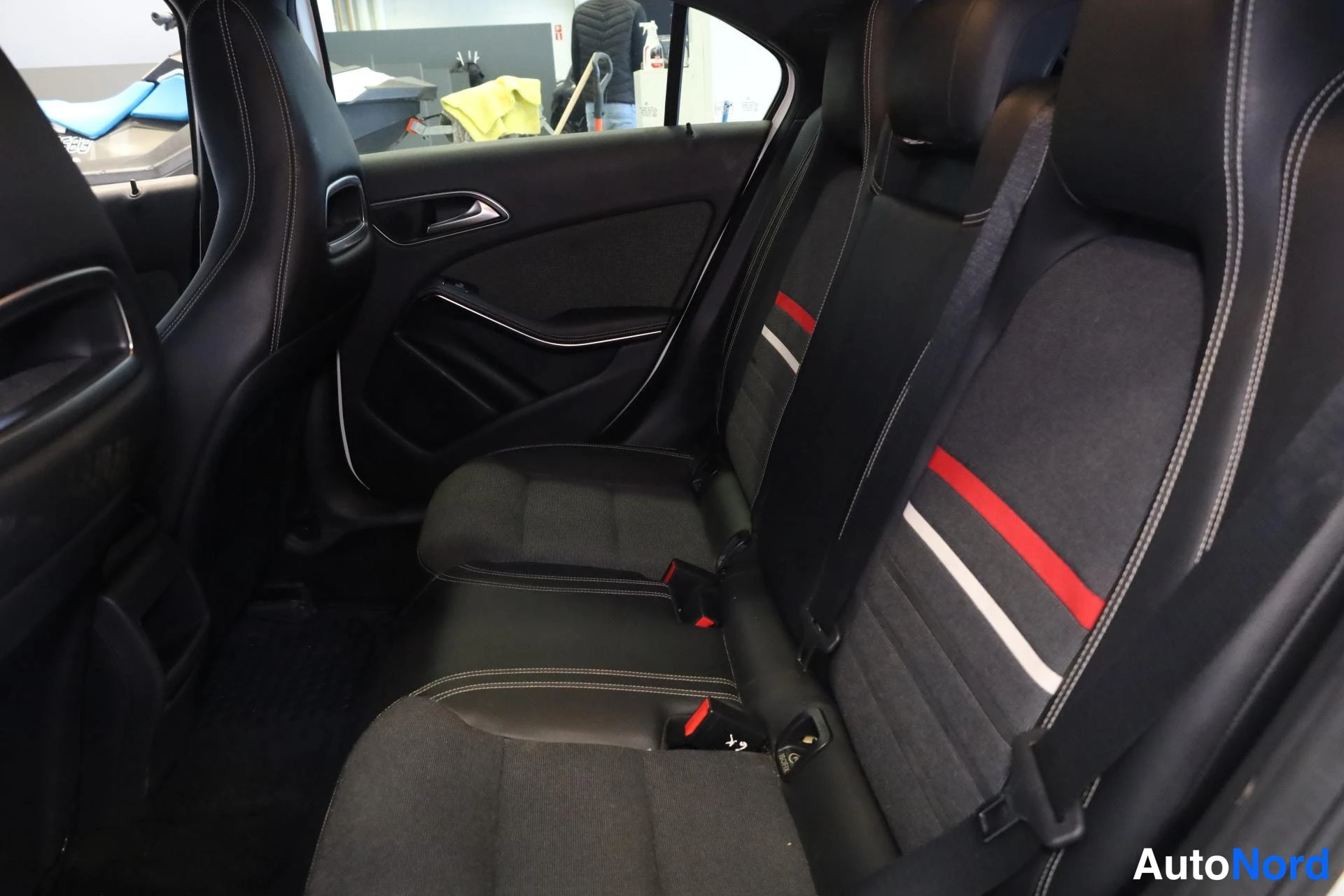 Valkoinen Mercedes-Benz A 2013, takaistuimet, kuva 14