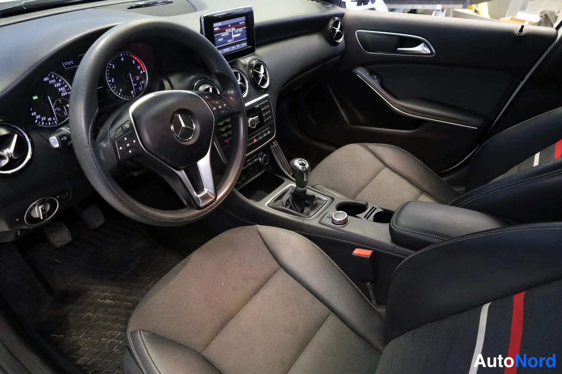 Valkoinen Mercedes-Benz A 2013, ohjaamo, kuva 9