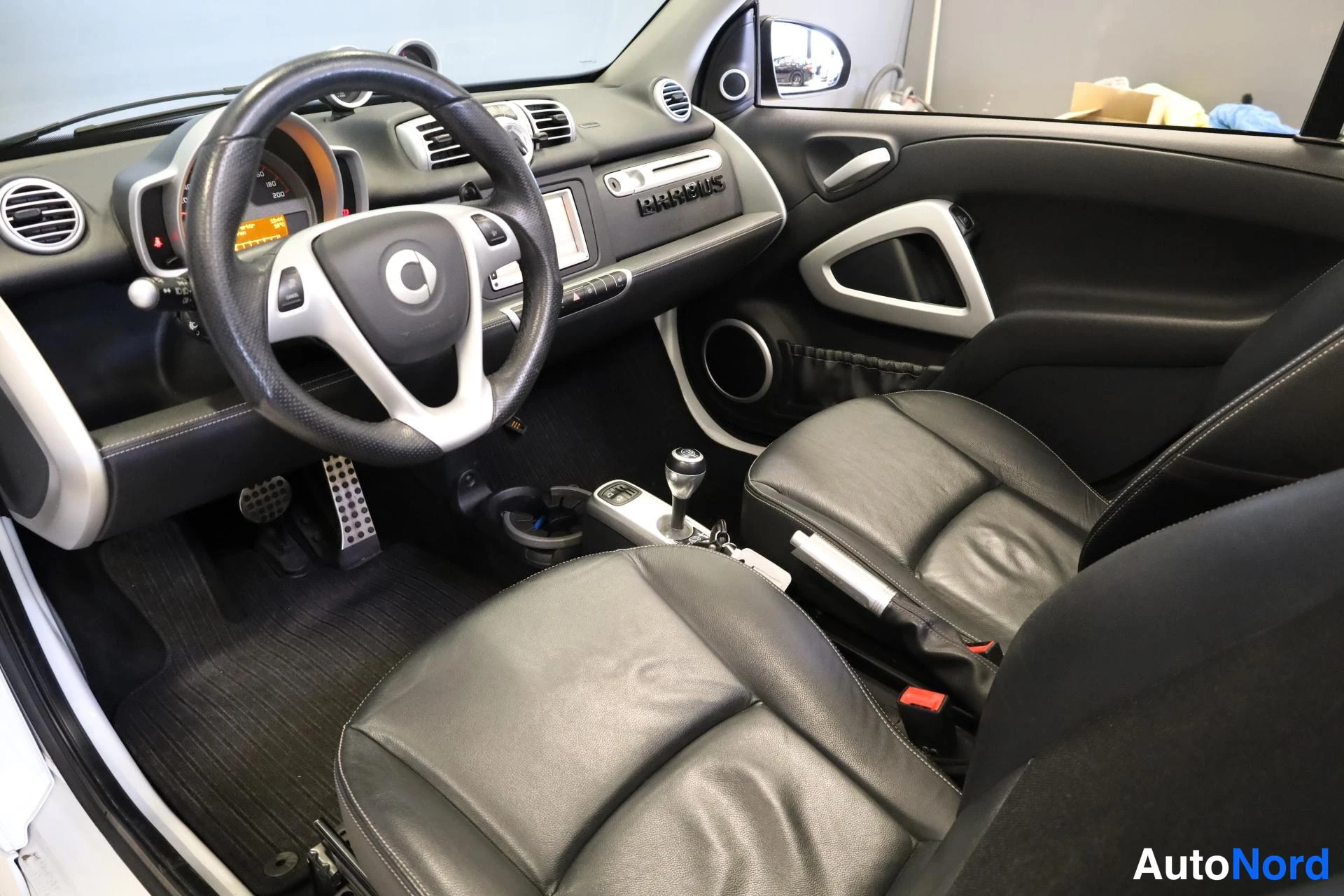Valkoinen Smart Fortwo 2014, ohjaamo, kuva 10