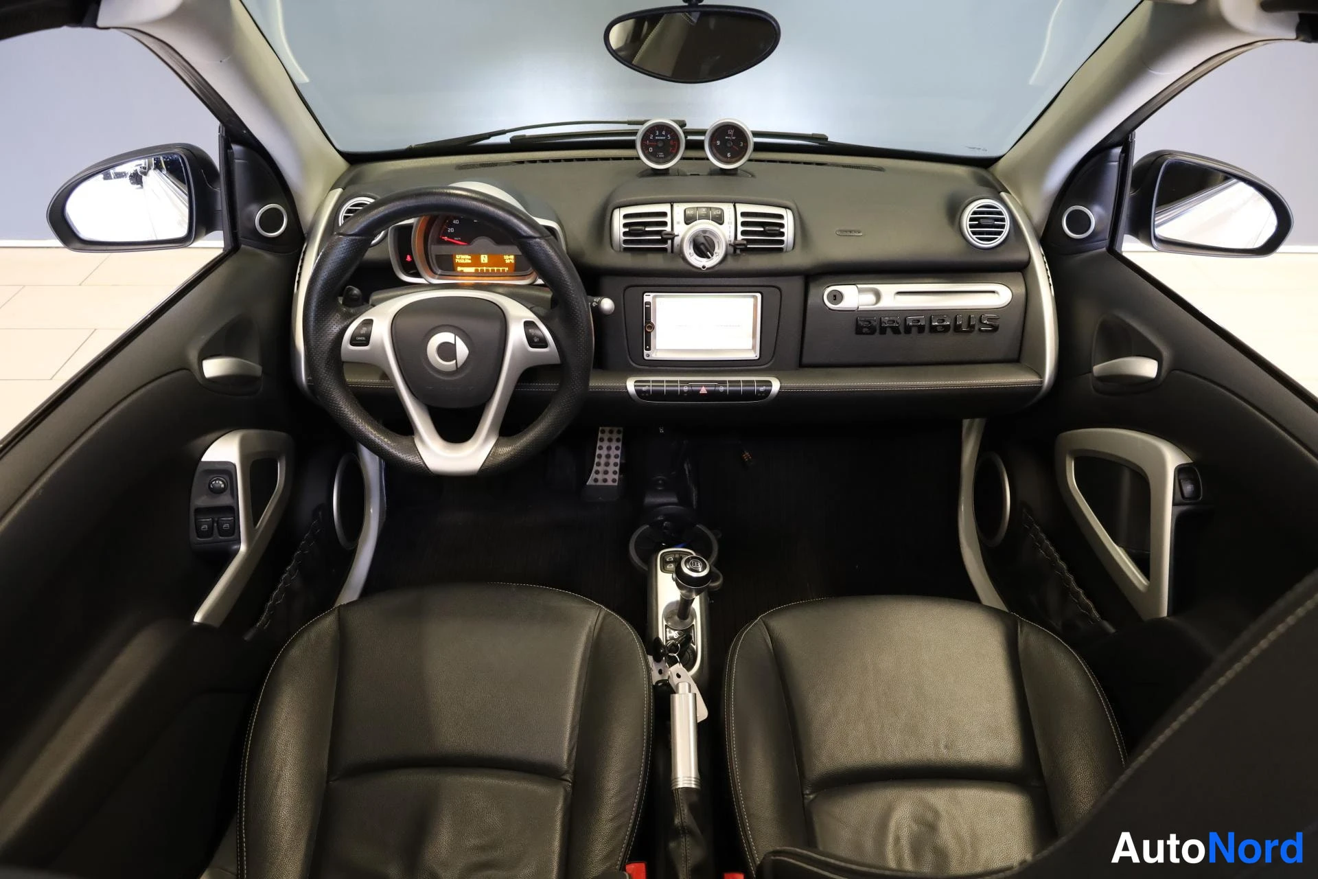 Valkoinen Smart Fortwo 2014, ohjaamo, kuva 11