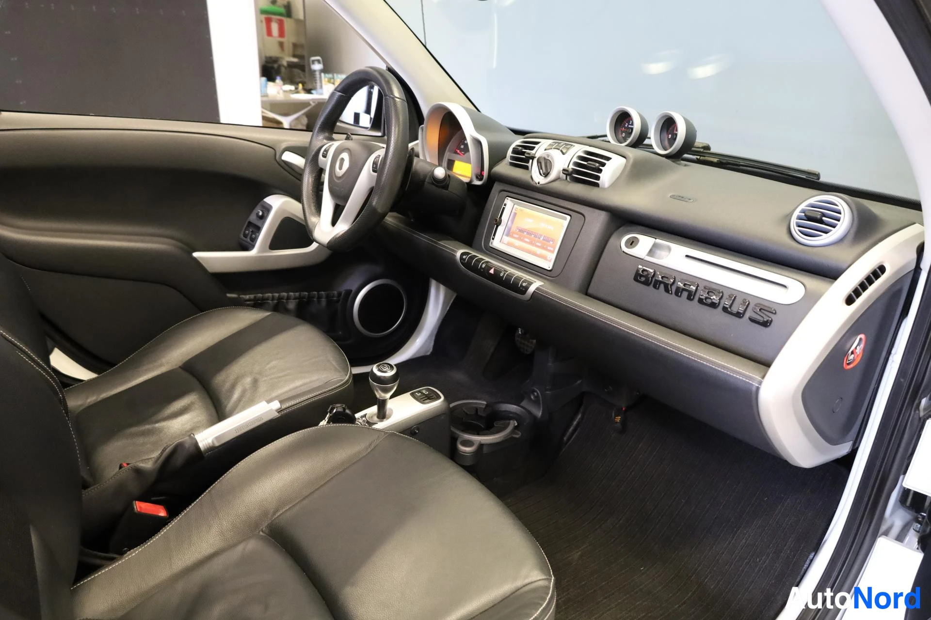 Valkoinen Smart Fortwo 2014, ohjaamo, kuva 12