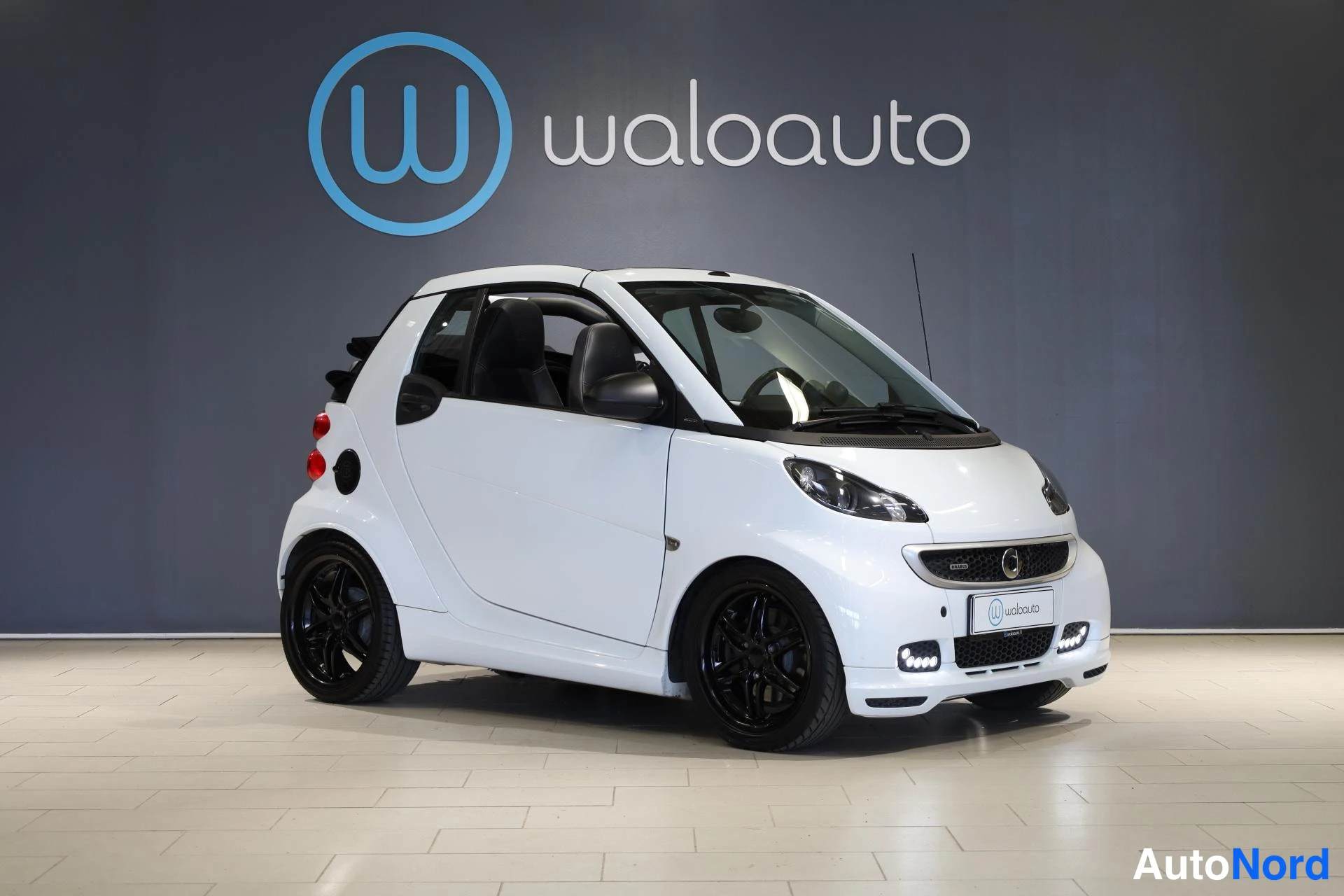 Valkoinen Smart Fortwo 2014, etuviisto, keula oikealle, kuva 2