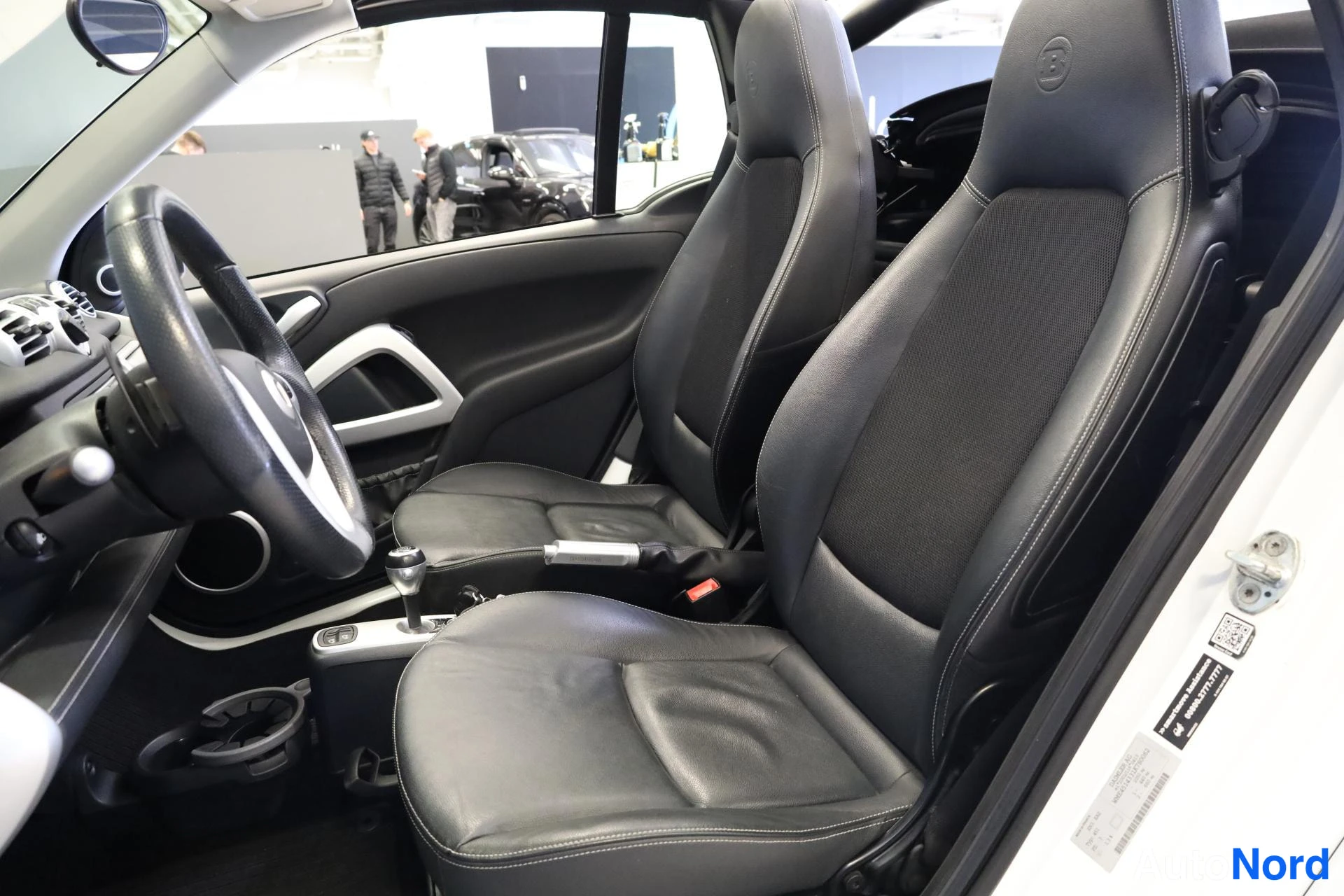 Valkoinen Smart Fortwo 2014, ohjaamo, kuva 9