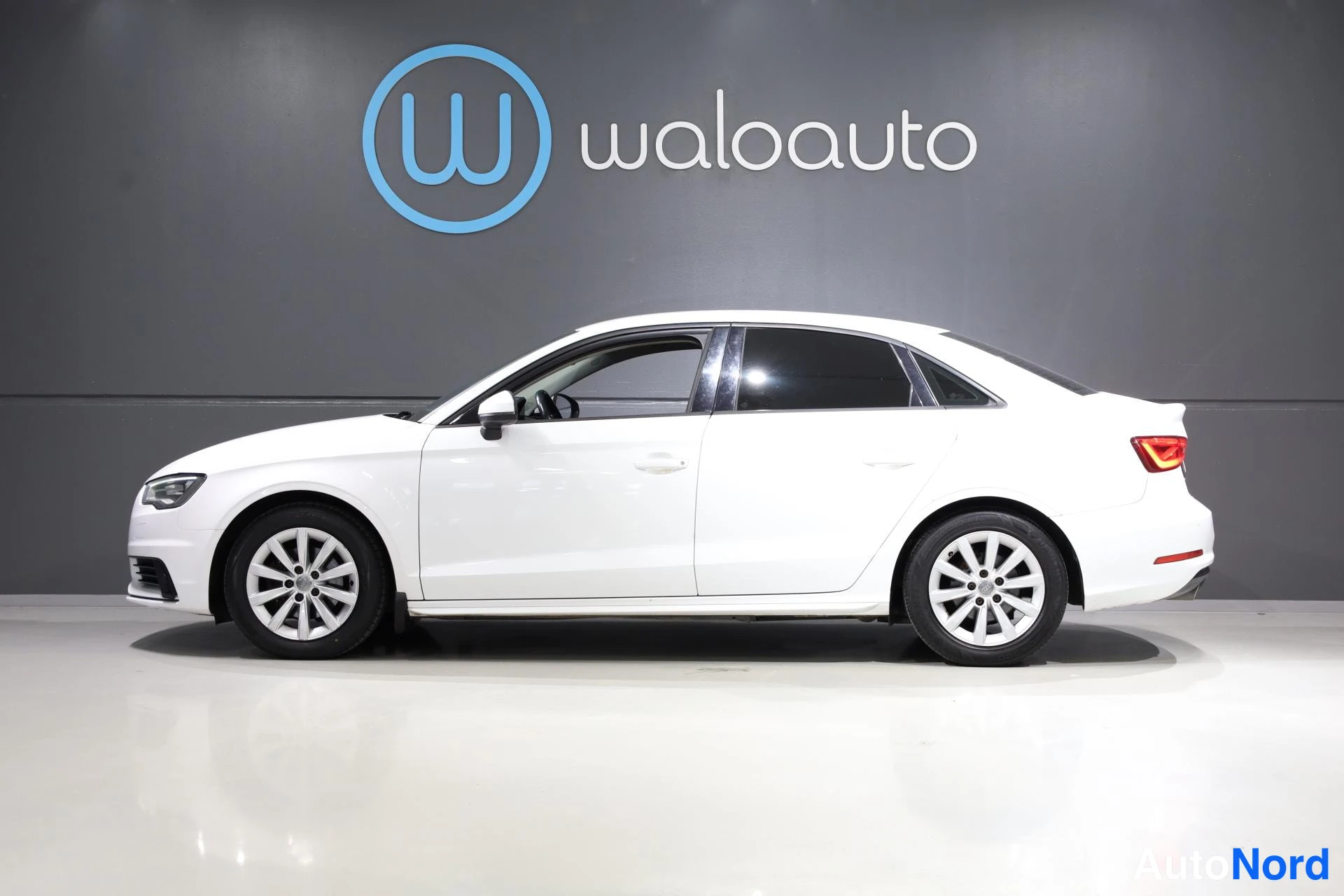 Valkoinen Audi A3 2016, etuviisto, keula vasemmalle, kuva 2