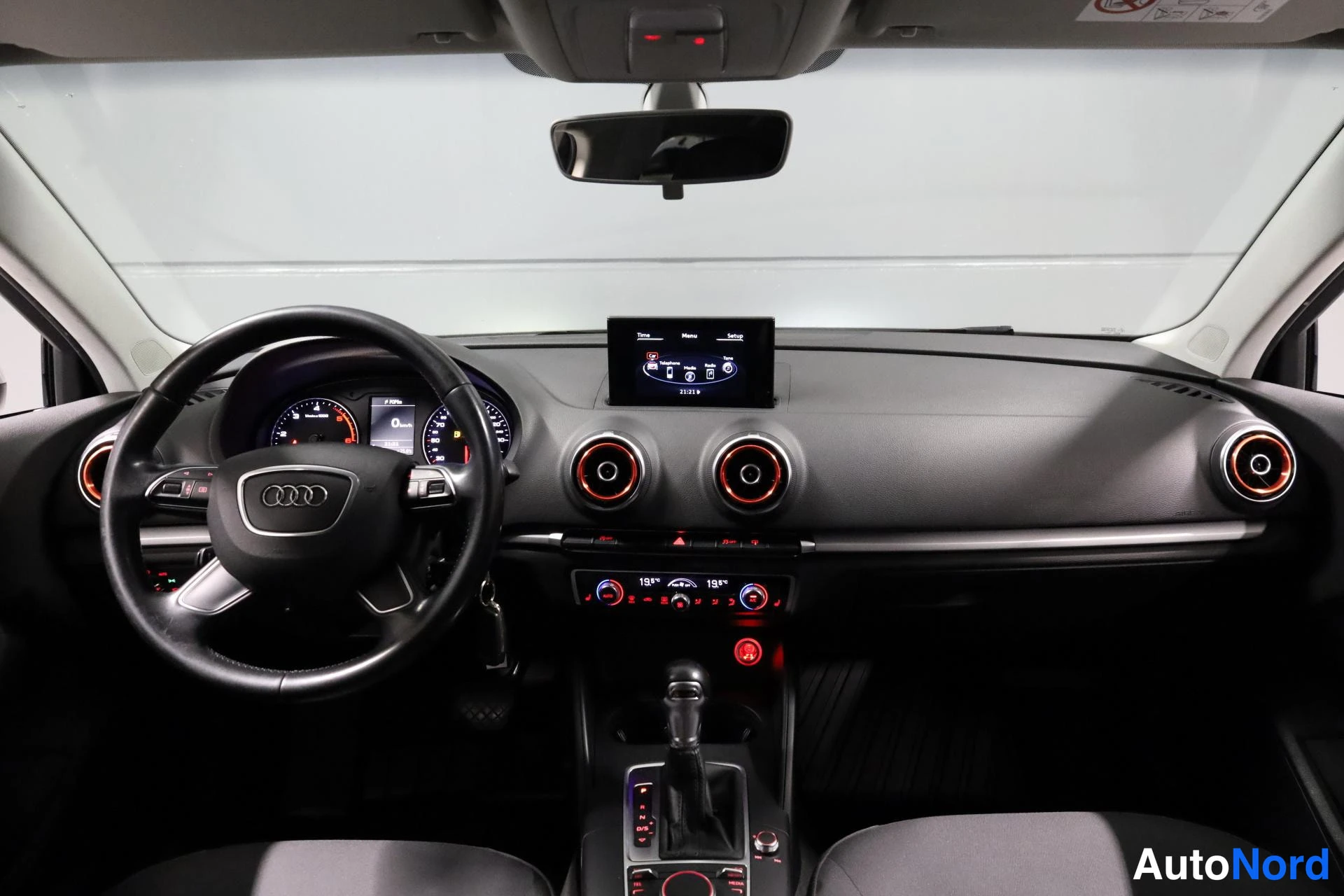 Valkoinen Audi A3 2016, ohjaamo, kuva 10