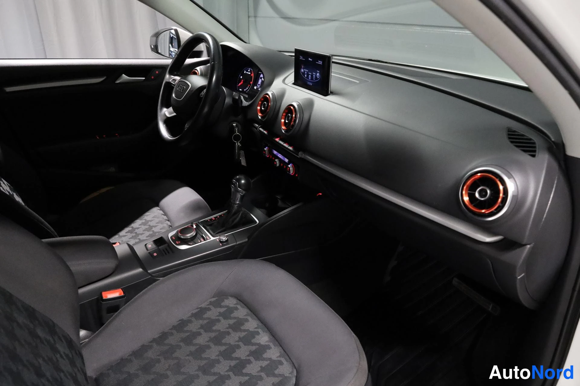 Valkoinen Audi A3 2016, ohjaamo, kuva 11