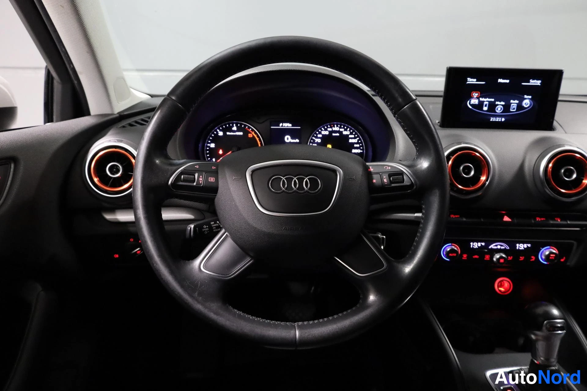 Valkoinen Audi A3 2016, ohjaamo, kuva 12