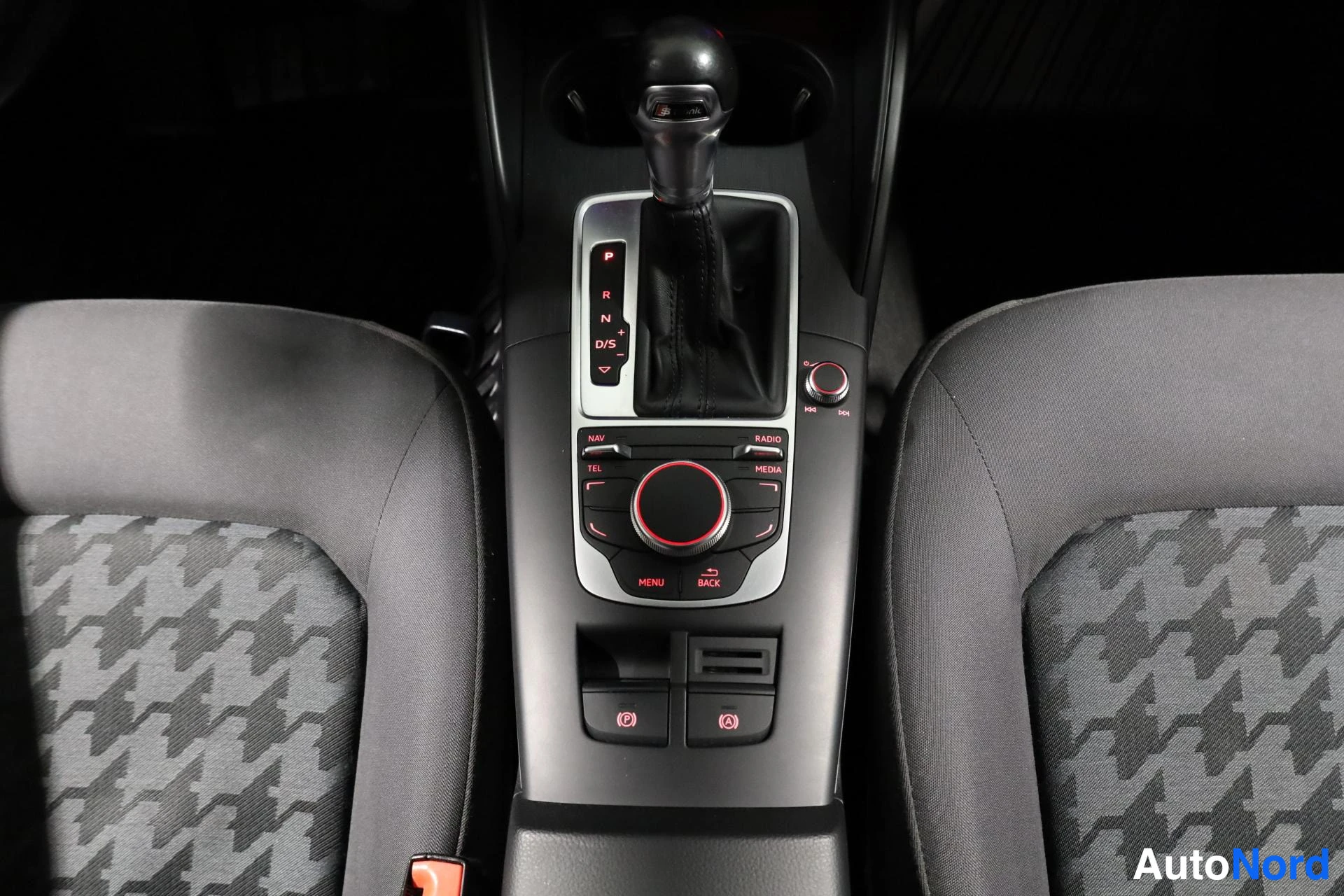 Valkoinen Audi A3 2016, ohjaamo, kuva 13