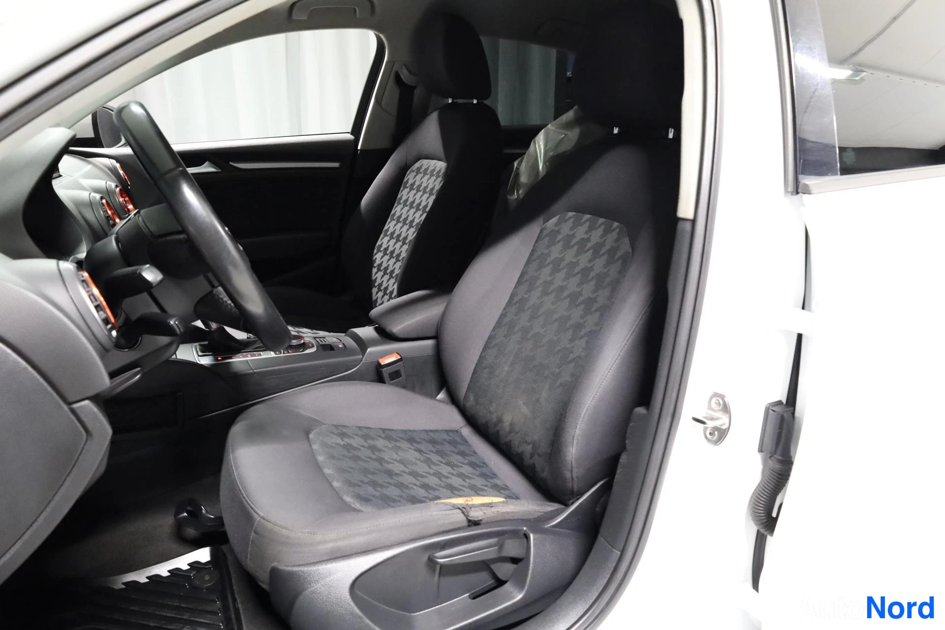 Valkoinen Audi A3 2016, etuistuimet, kuva 14