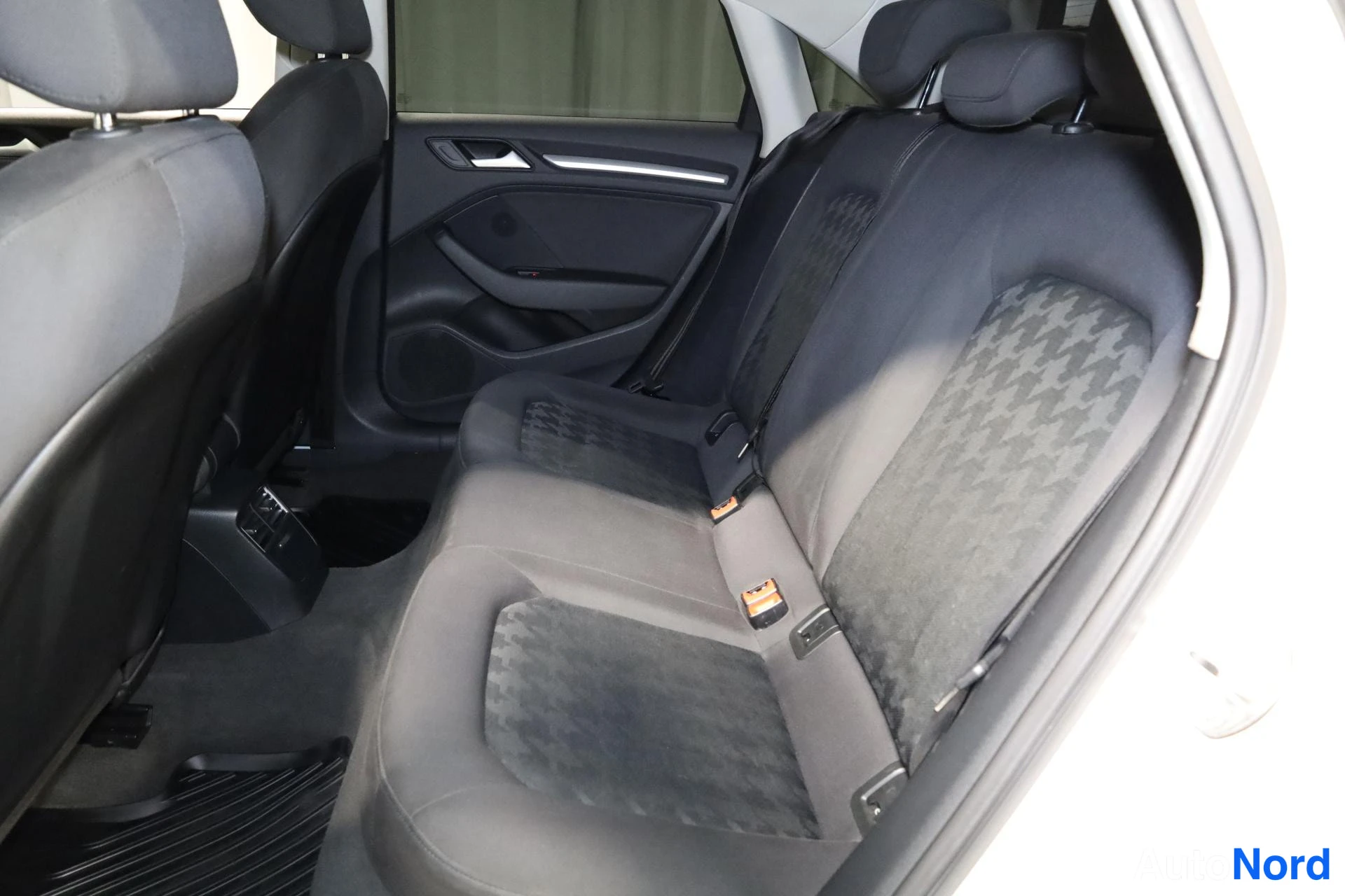 Valkoinen Audi A3 2016, takaistuimet, kuva 16
