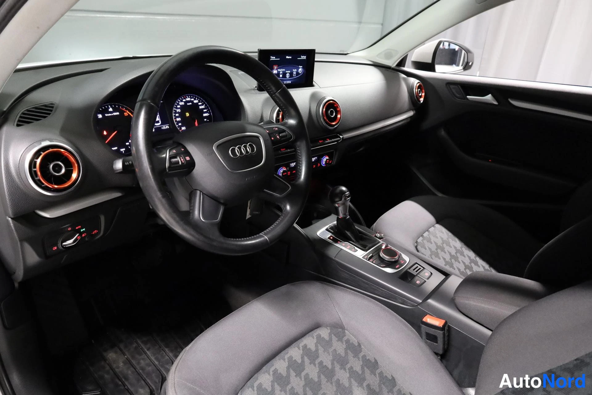 Valkoinen Audi A3 2016, ohjaamo, kuva 9