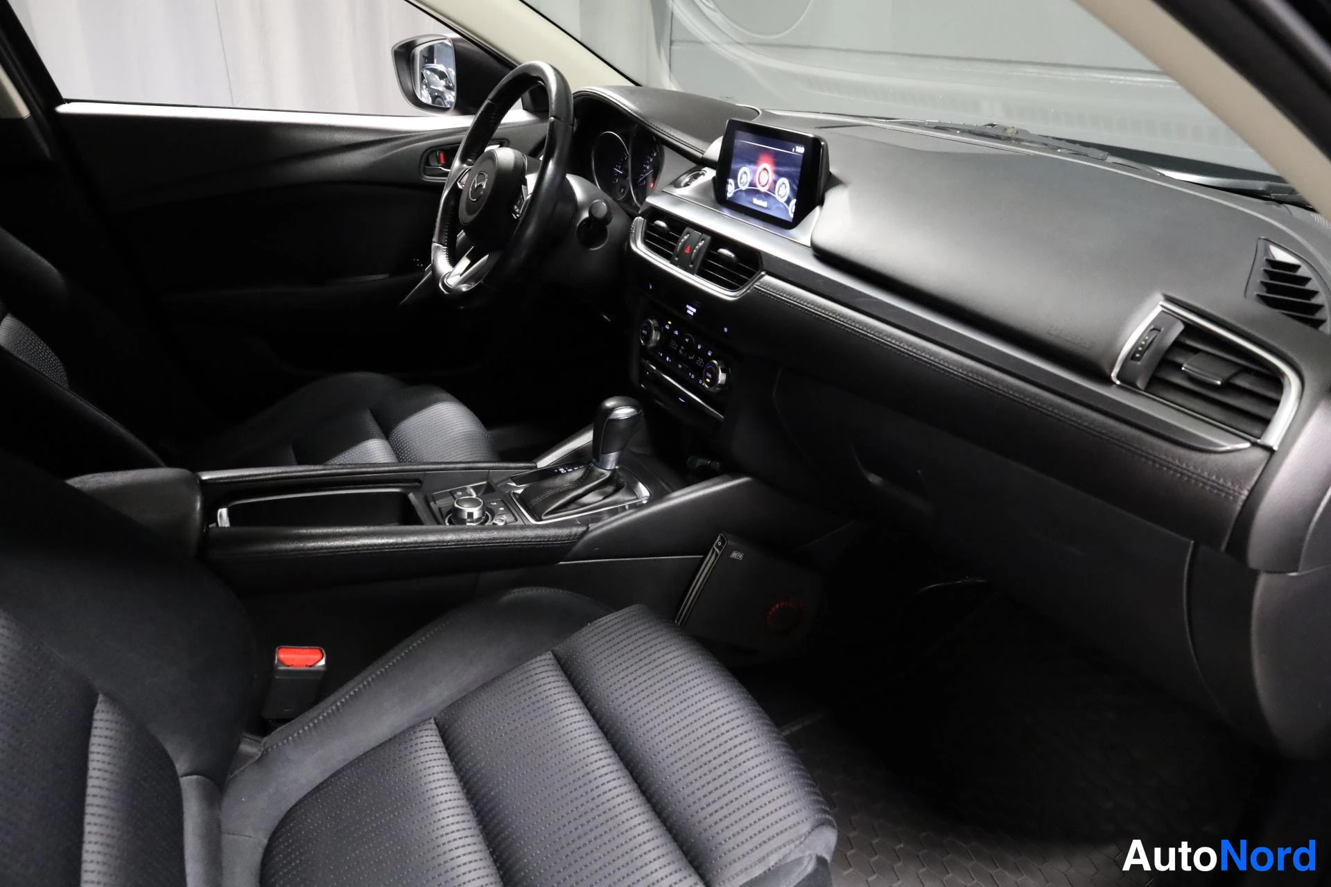 Sininen Mazda 6 2016, ohjaamo, kuva 11