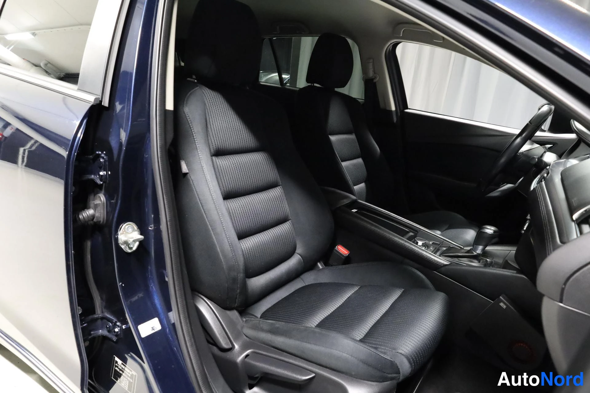 Sininen Mazda 6 2016, etuistuimet, kuva 15
