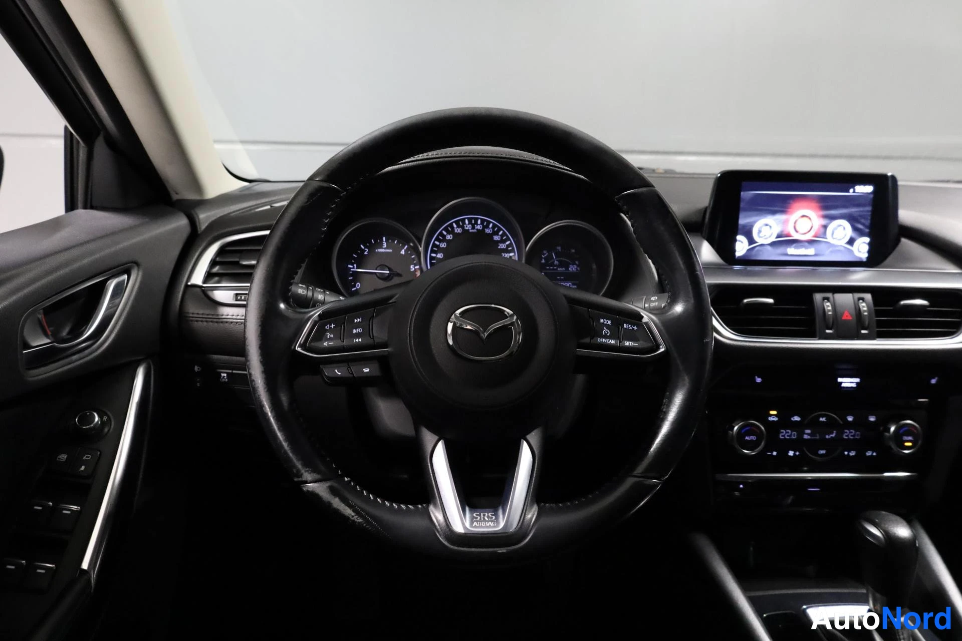 Sininen Mazda 6 2016, ohjaamo, kuva 12