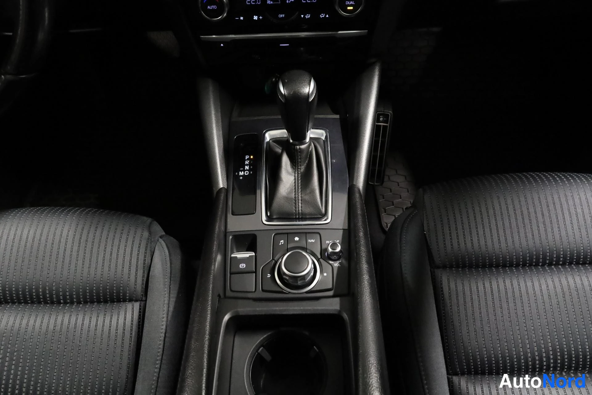 Sininen Mazda 6 2016, ohjaamo, kuva 13