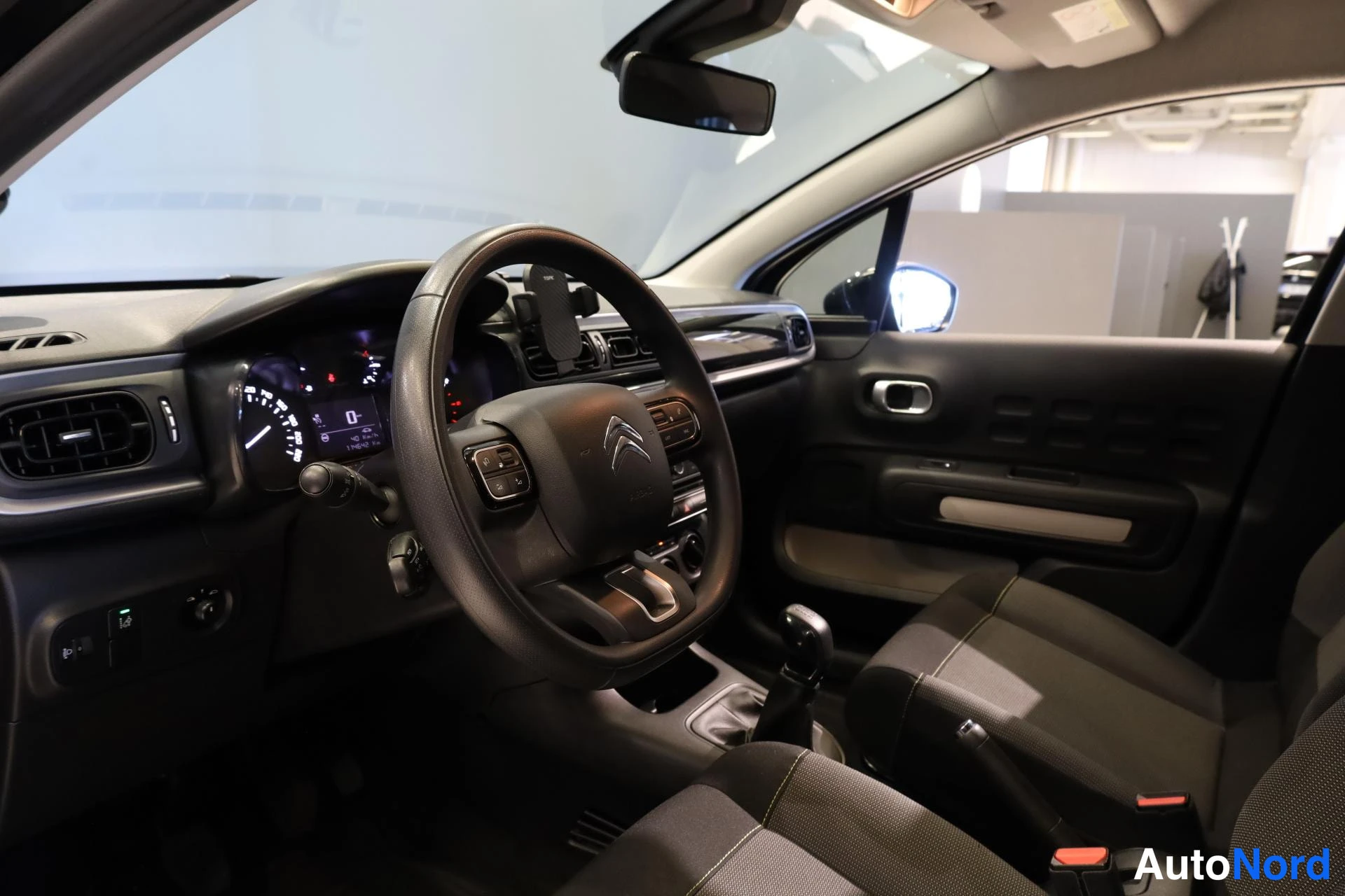 Musta Citroen C3 2018, ohjaamo, kuva 9