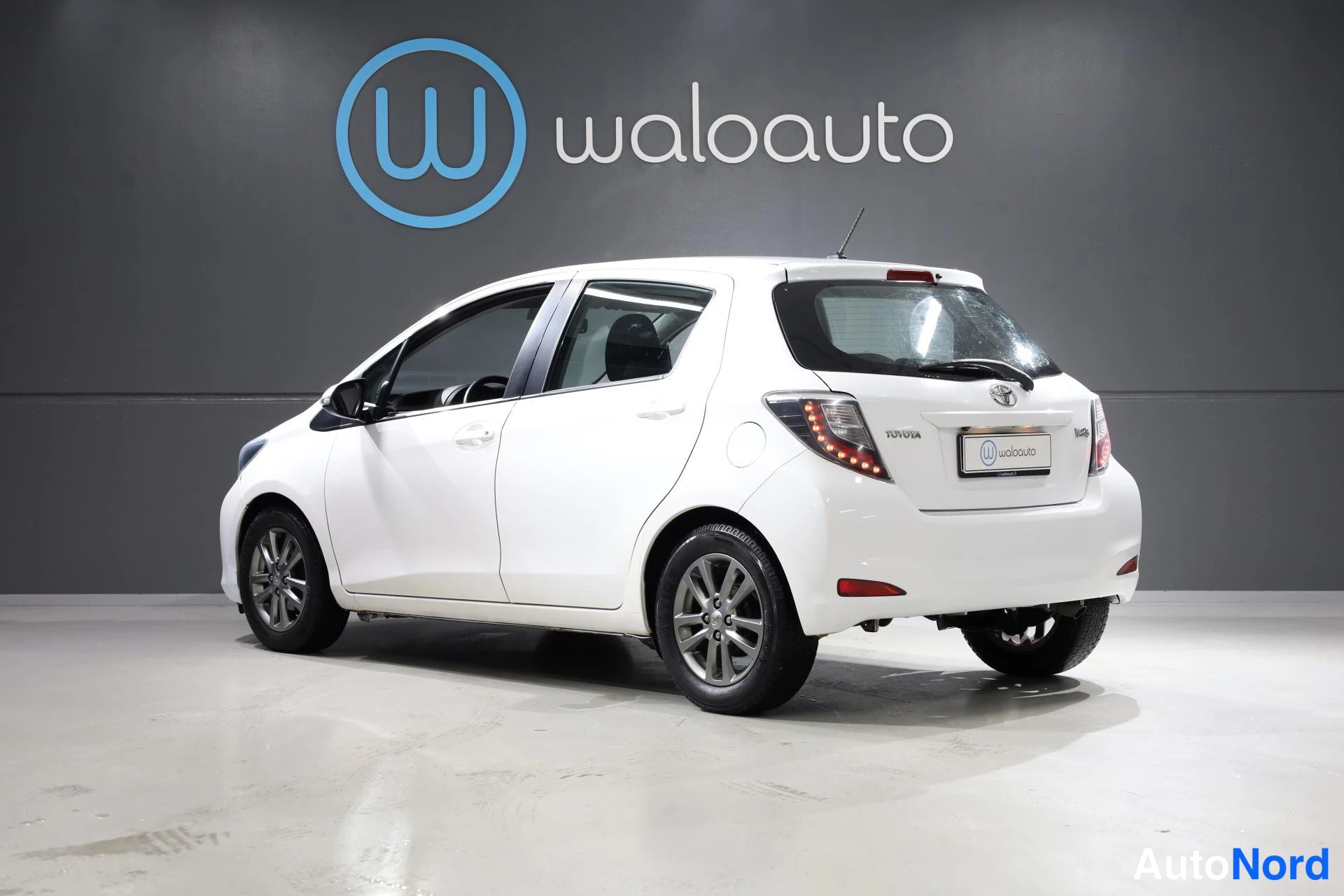 Valkoinen Toyota Yaris 2014, takaviisto, kuva 6