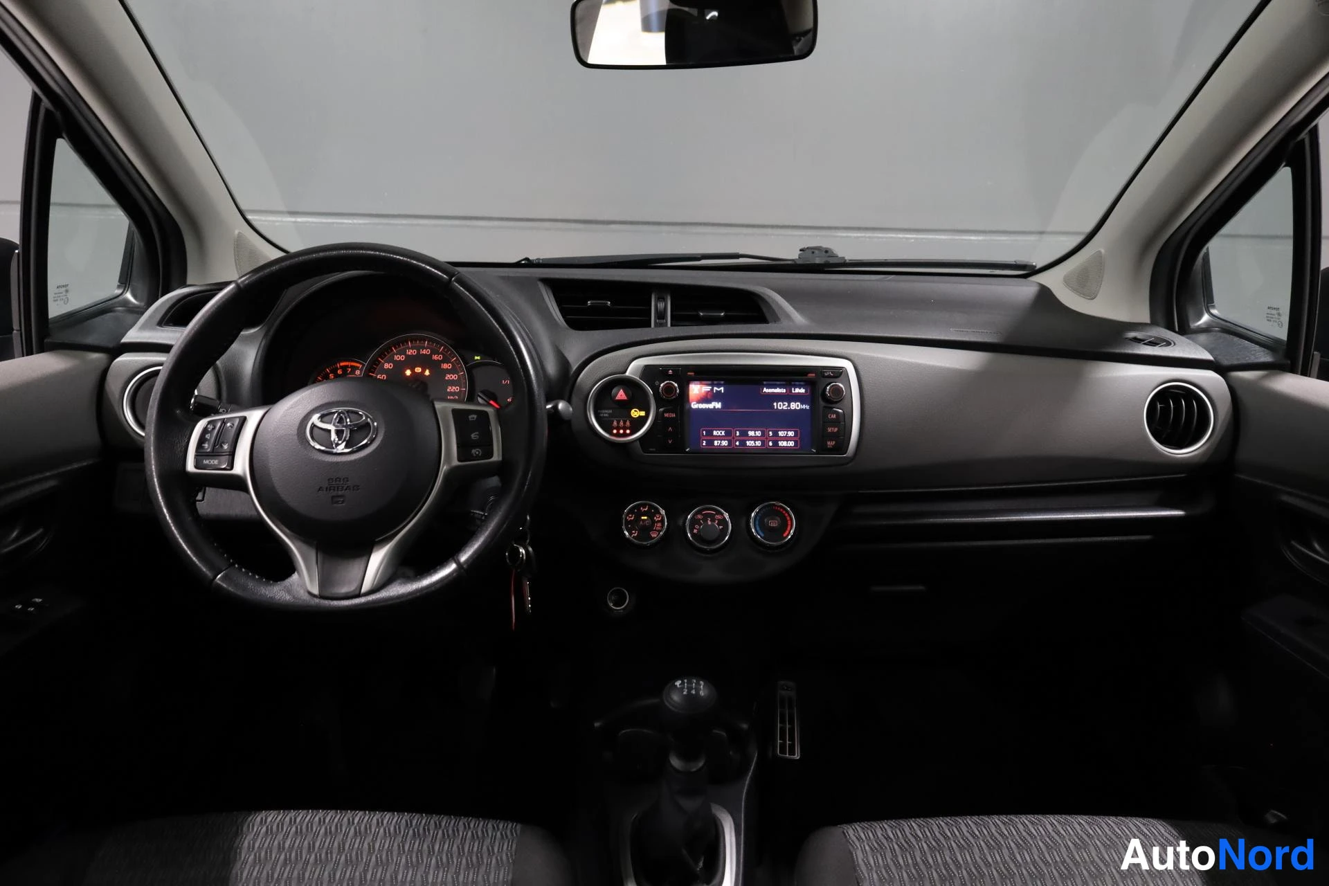 Valkoinen Toyota Yaris 2014, ohjaamo, kuva 10