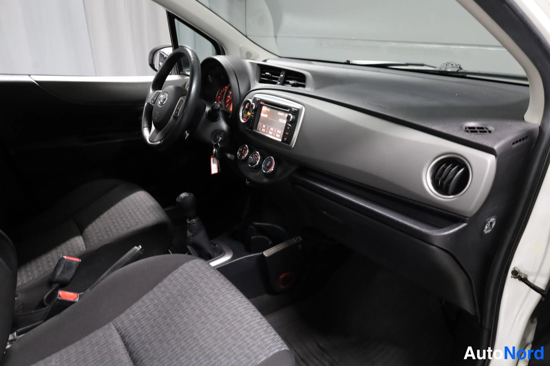 Valkoinen Toyota Yaris 2014, ohjaamo, kuva 11