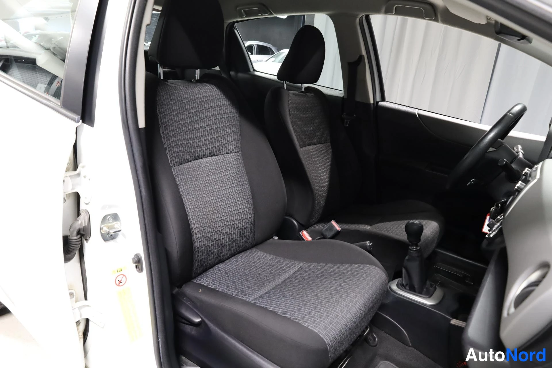 Valkoinen Toyota Yaris 2014, etuistuimet, kuva 15