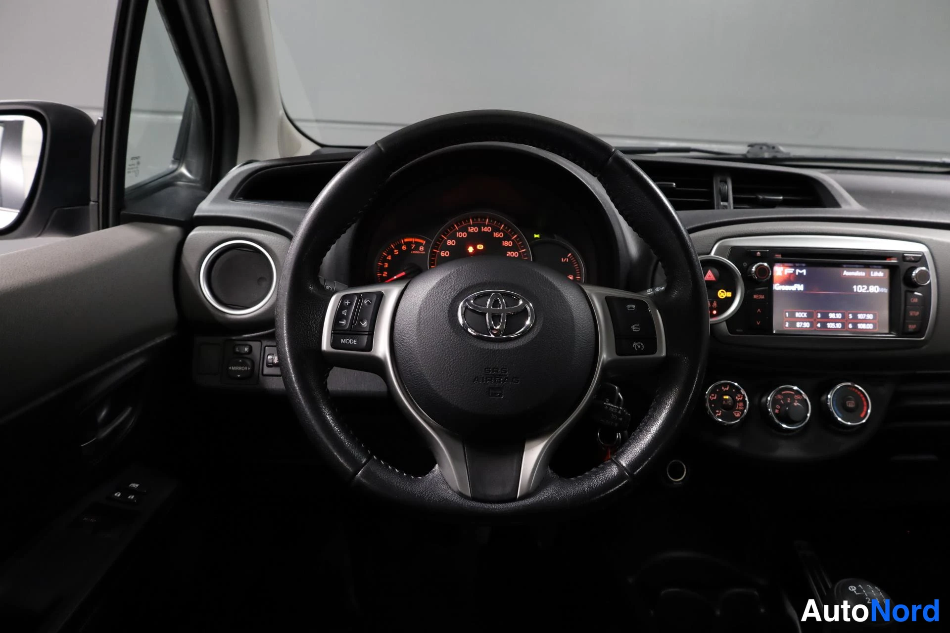 Valkoinen Toyota Yaris 2014, ohjaamo, kuva 12