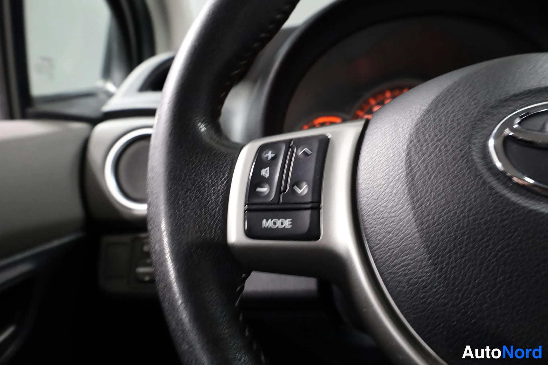 Valkoinen Toyota Yaris 2014, yksityiskohta, kuva 17
