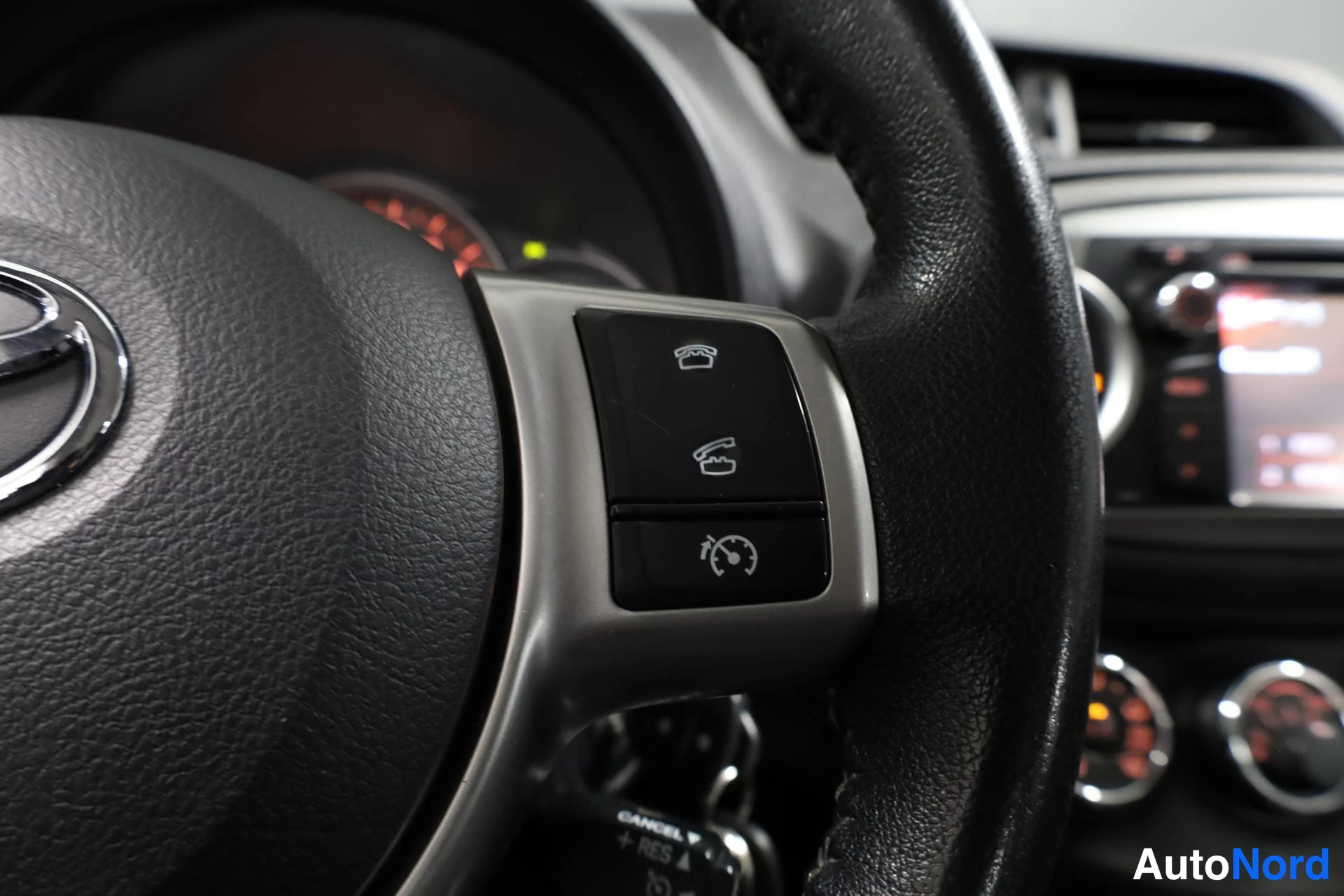 Valkoinen Toyota Yaris 2014, yksityiskohta, kuva 18