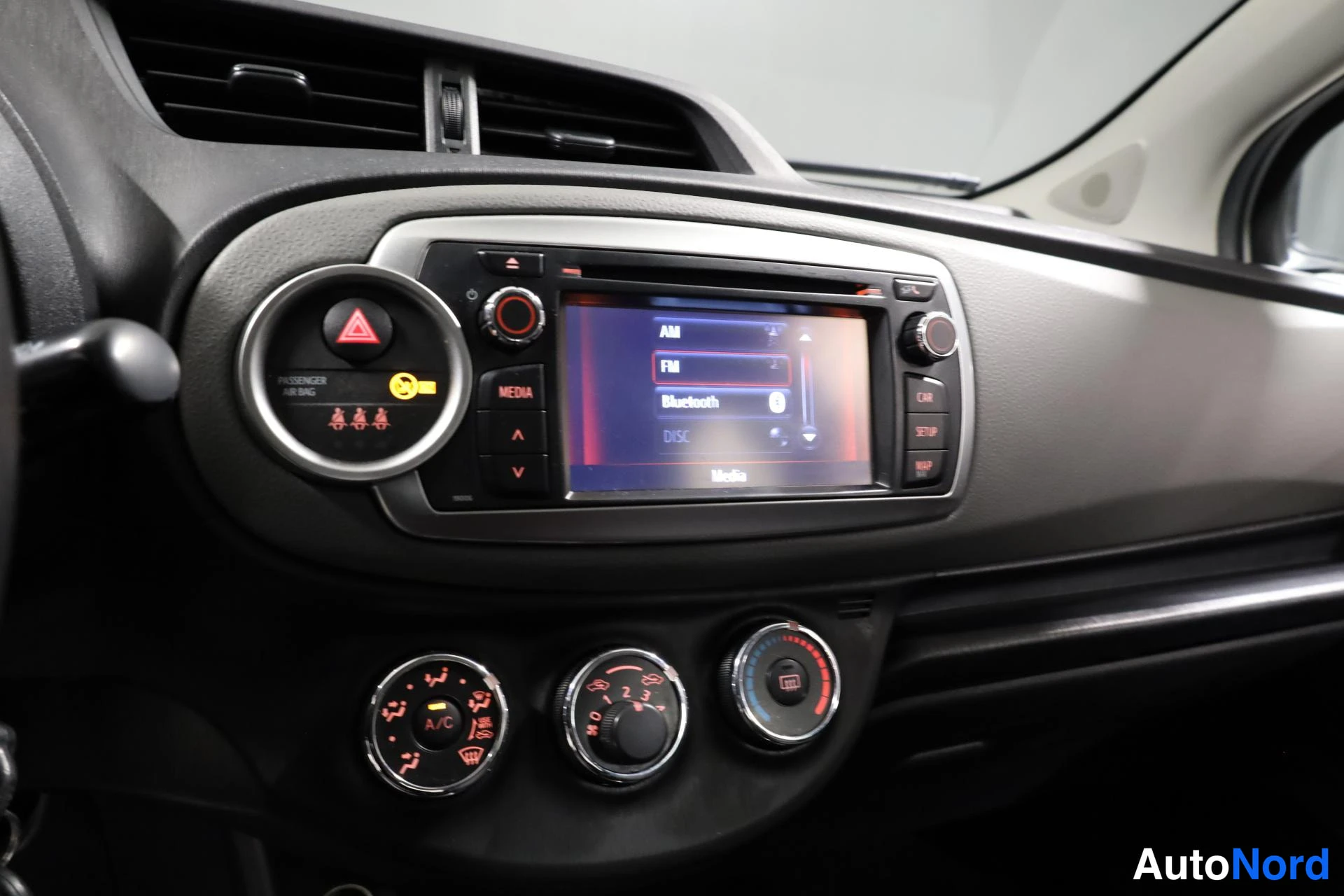 Valkoinen Toyota Yaris 2014, yksityiskohta, kuva 20