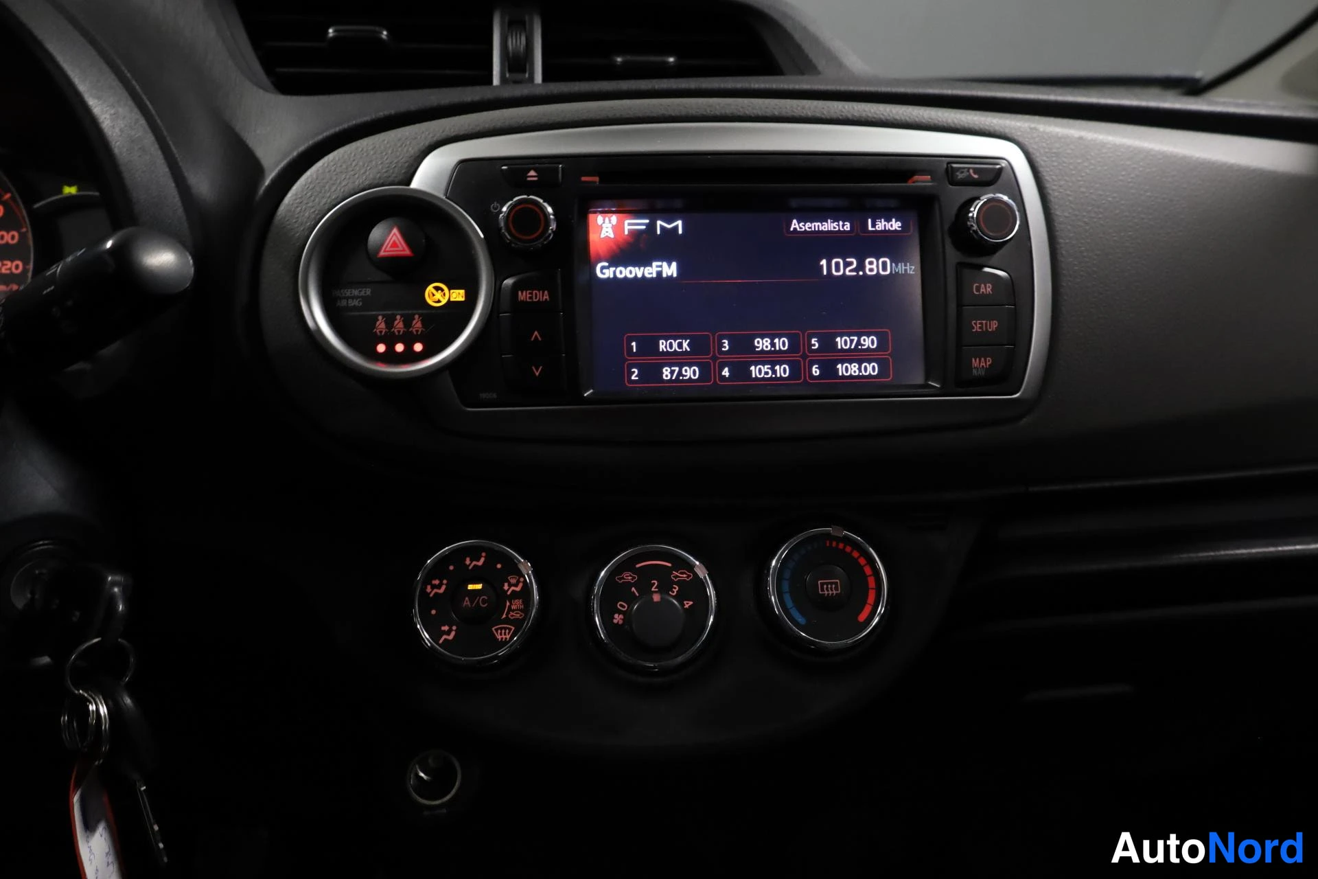 Valkoinen Toyota Yaris 2014, ohjaamo, kuva 13