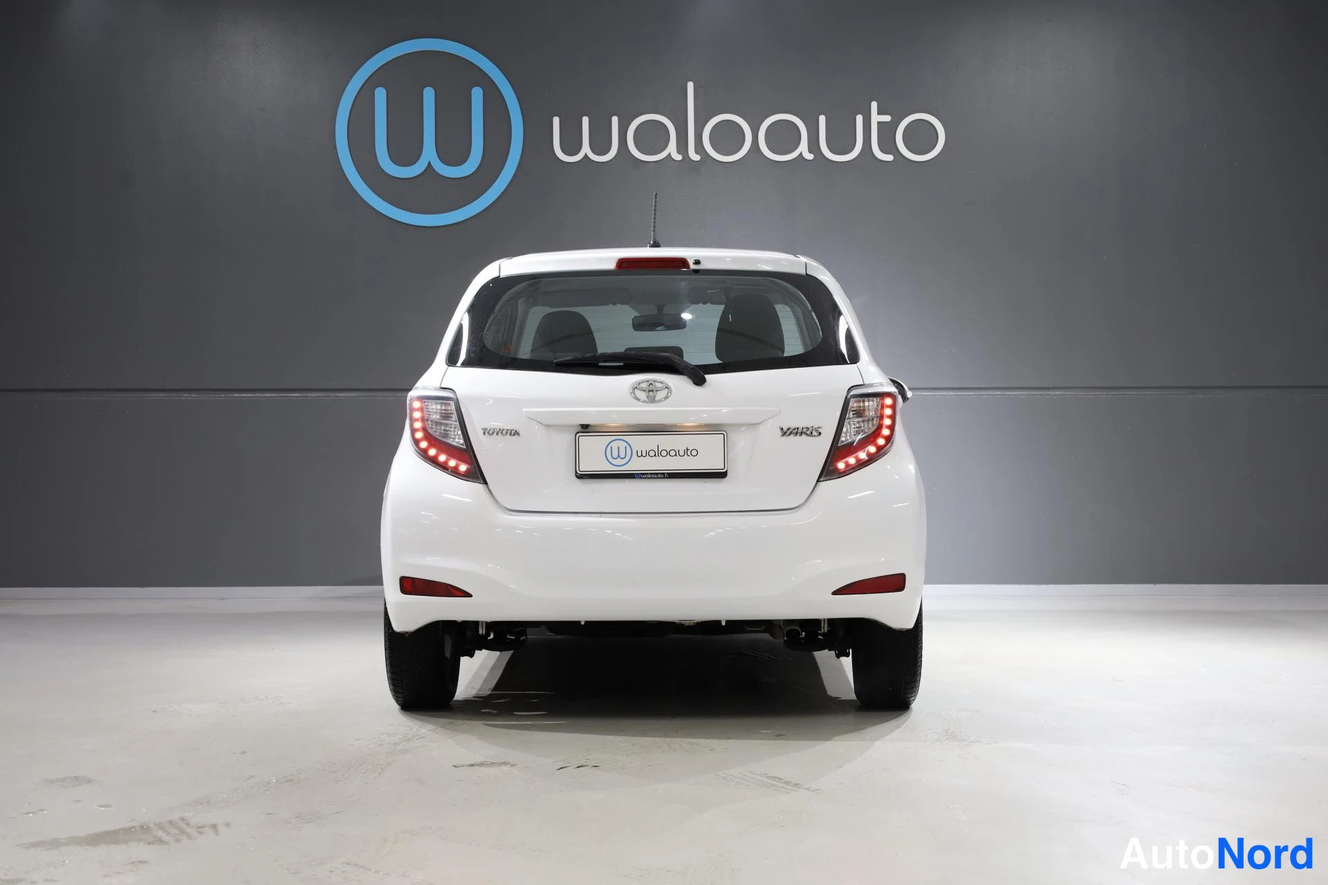 Valkoinen Toyota Yaris 2014, takaa, kuva 8
