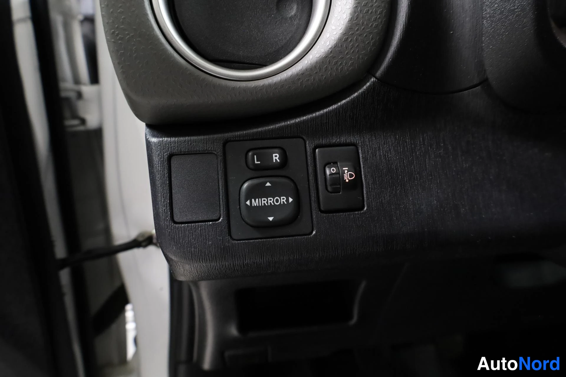 Valkoinen Toyota Yaris 2014, yksityiskohta, kuva 21