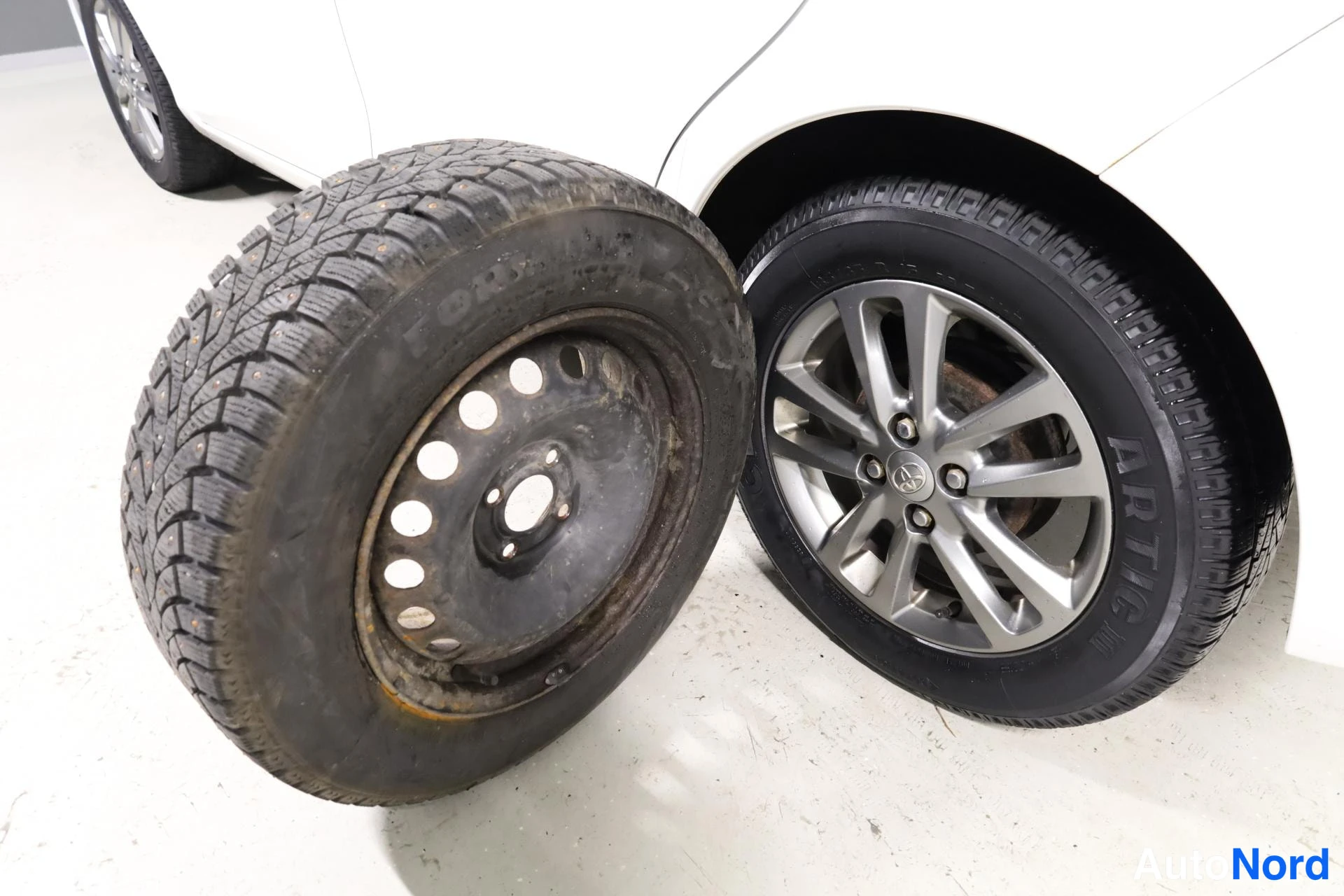 Valkoinen Toyota Yaris 2014, yksityiskohta, kuva 23