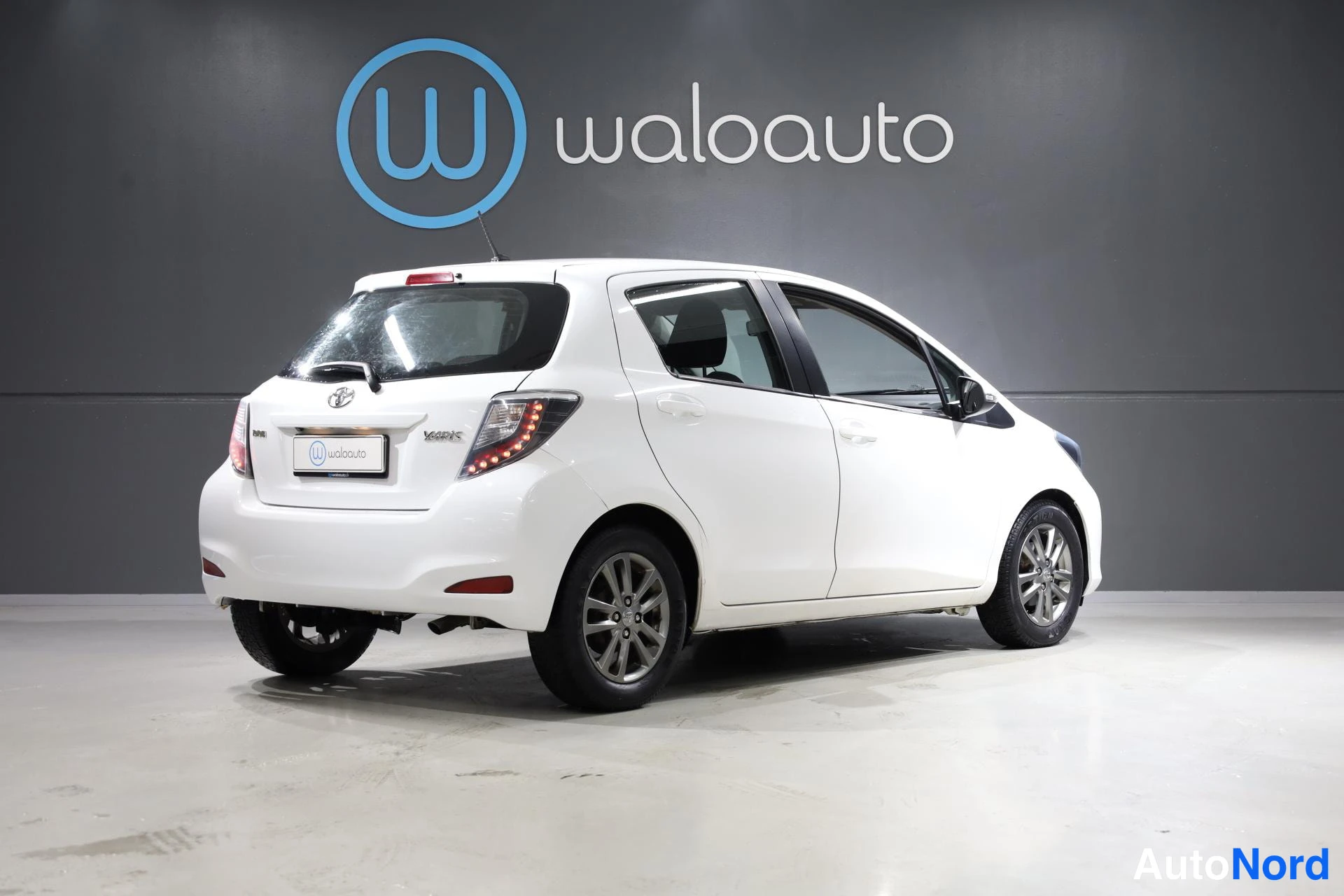 Valkoinen Toyota Yaris 2014, takaviisto, kuva 7