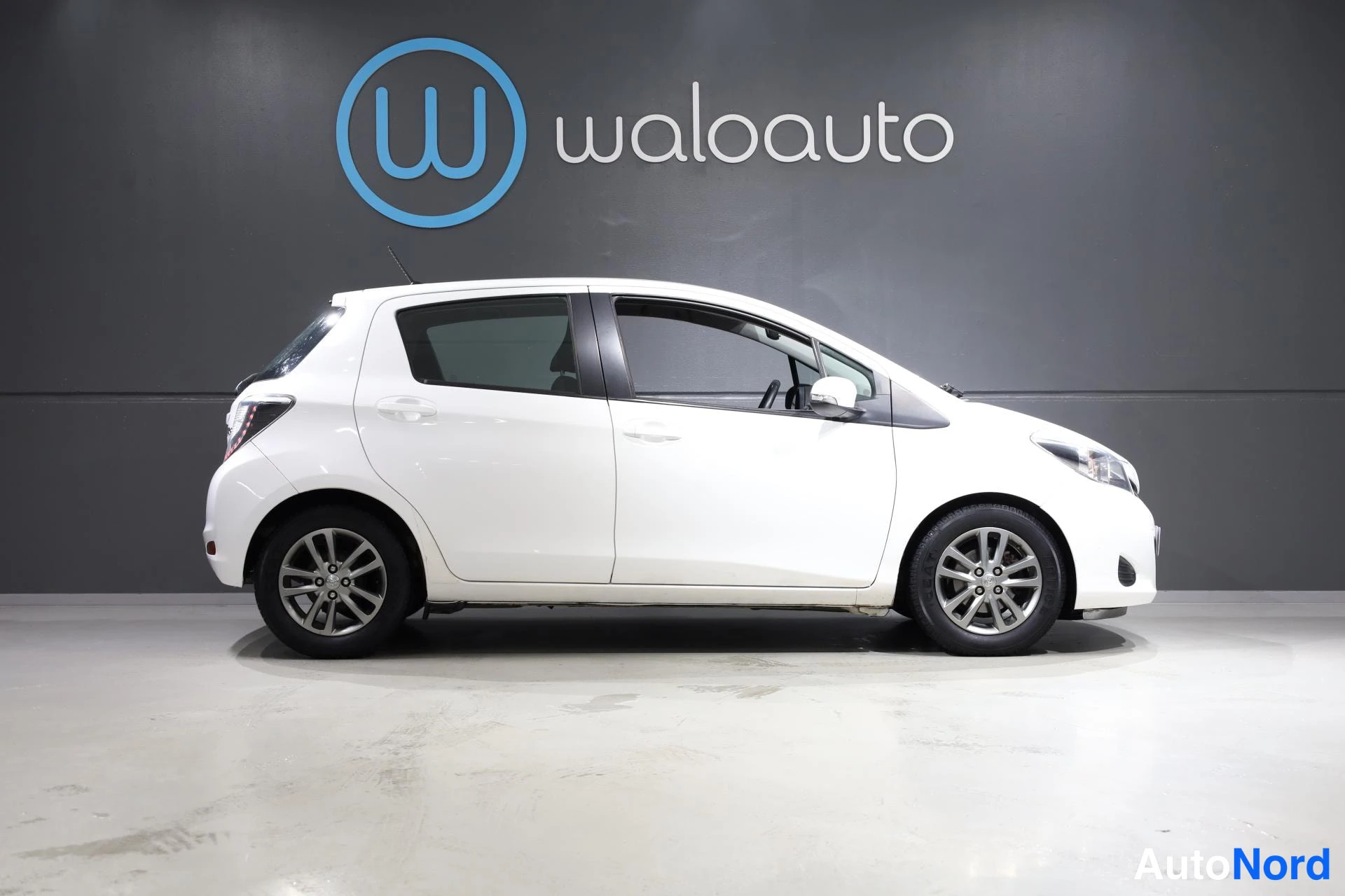 Valkoinen Toyota Yaris 2014, sivulta, kuva 5