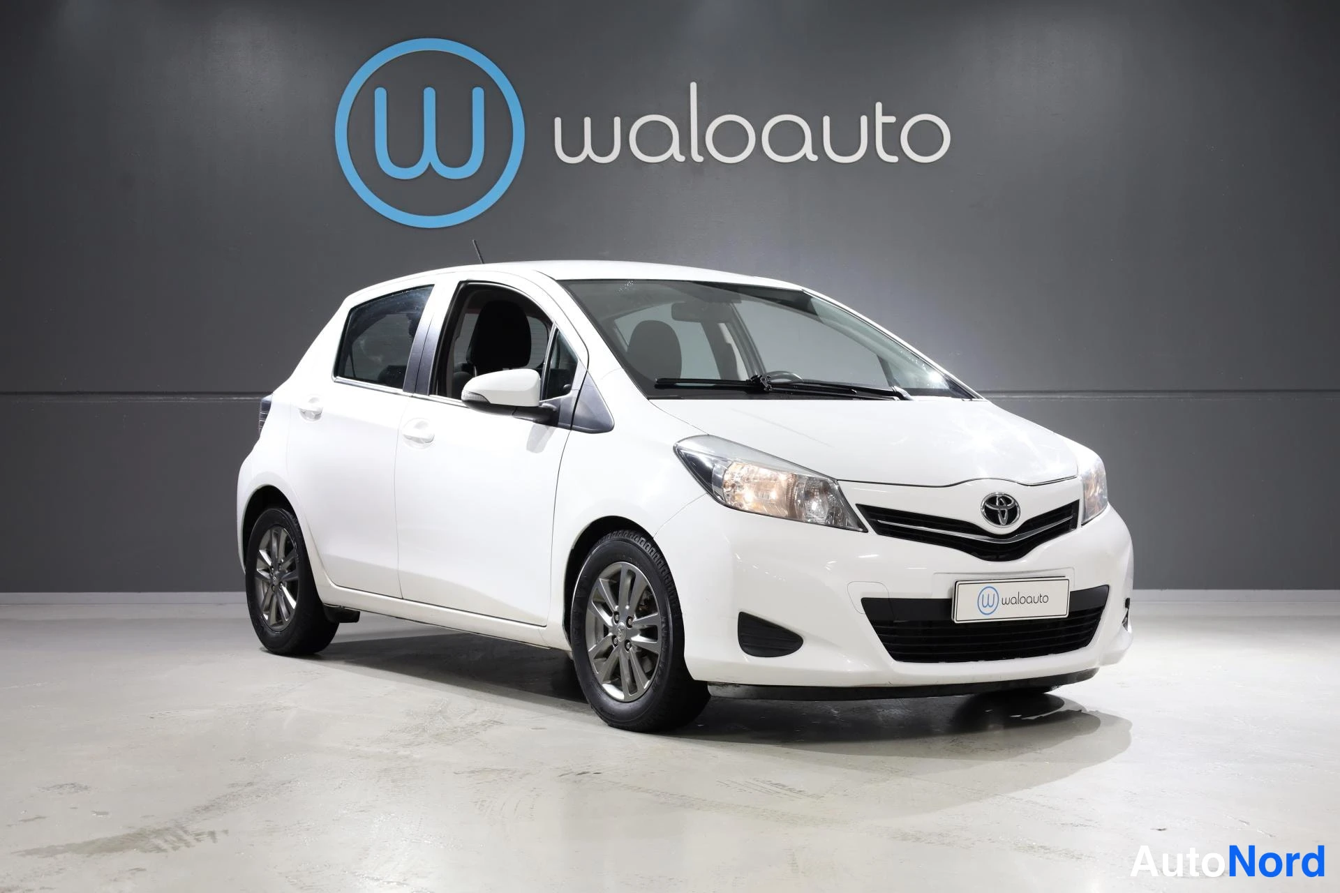 Valkoinen Toyota Yaris 2014, etuviisto, keula oikealle, kuva 3