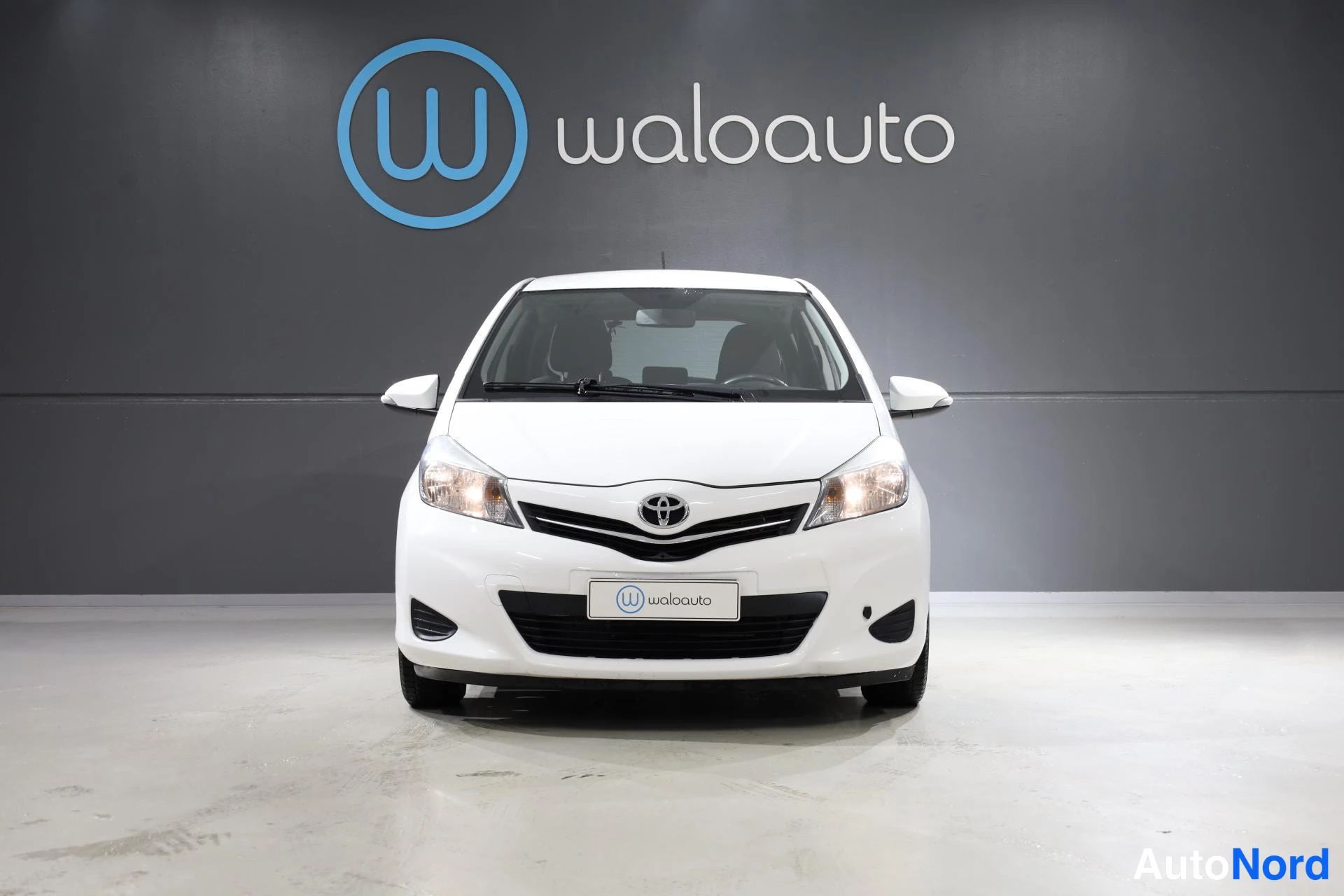 Valkoinen Toyota Yaris 2014, edestä, kuva 4