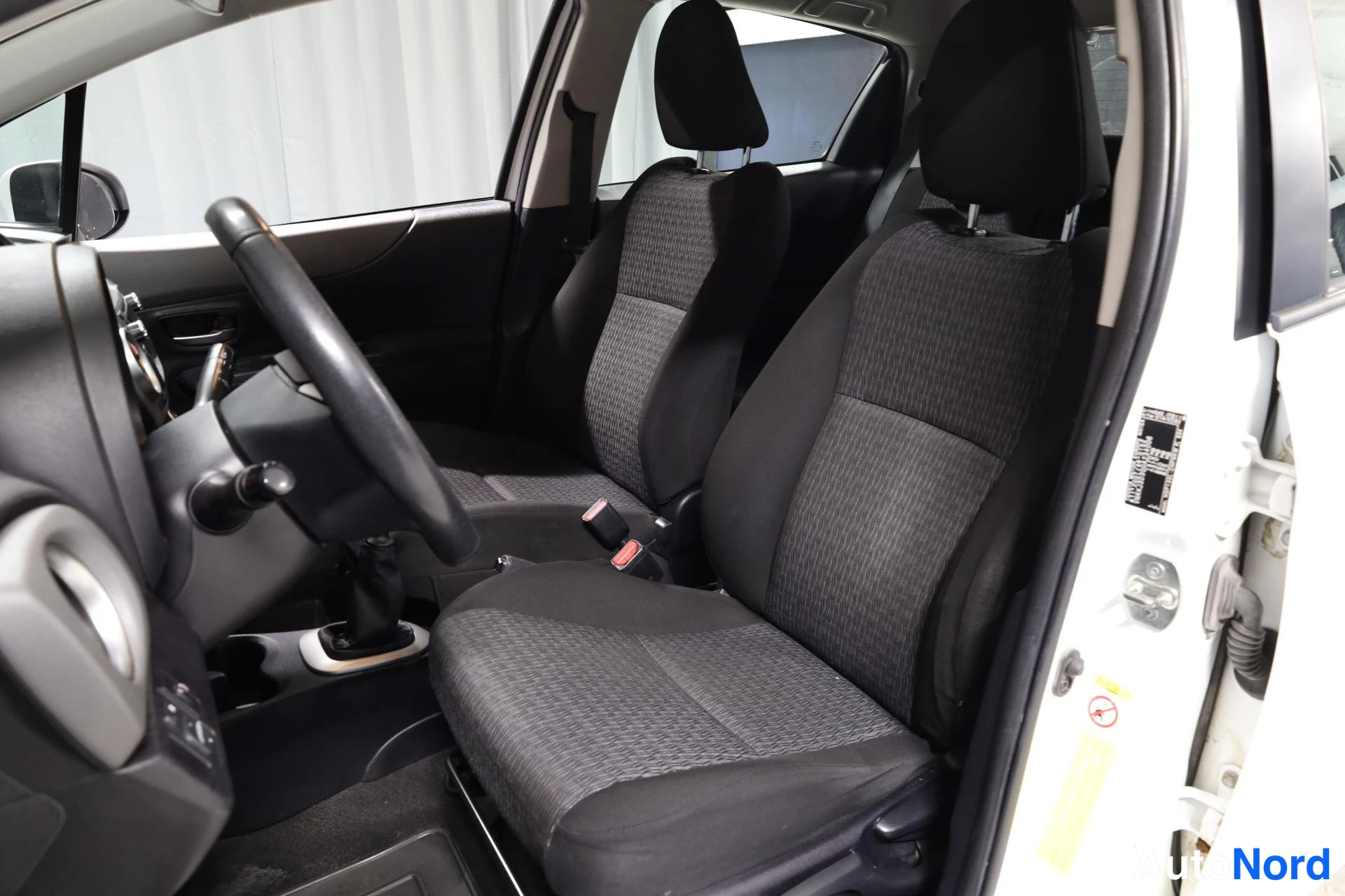 Valkoinen Toyota Yaris 2014, etuistuimet, kuva 14