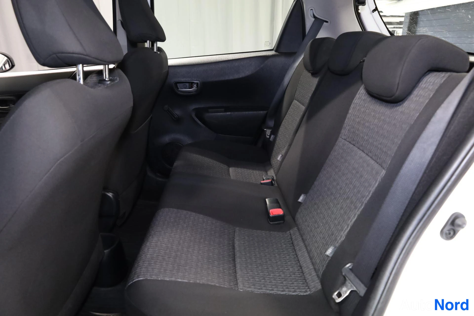 Valkoinen Toyota Yaris 2014, takaistuimet, kuva 16