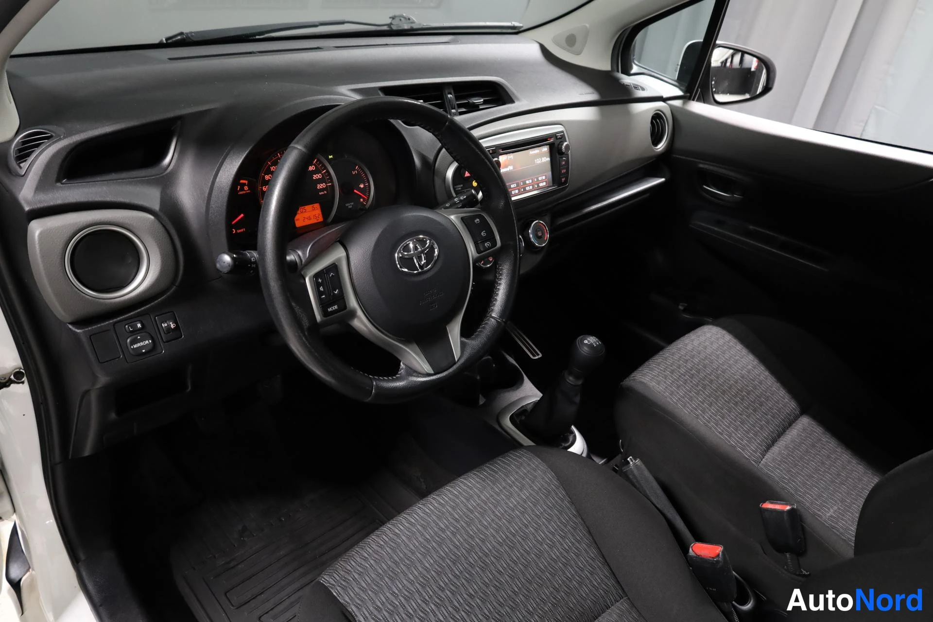 Valkoinen Toyota Yaris 2014, ohjaamo, kuva 9