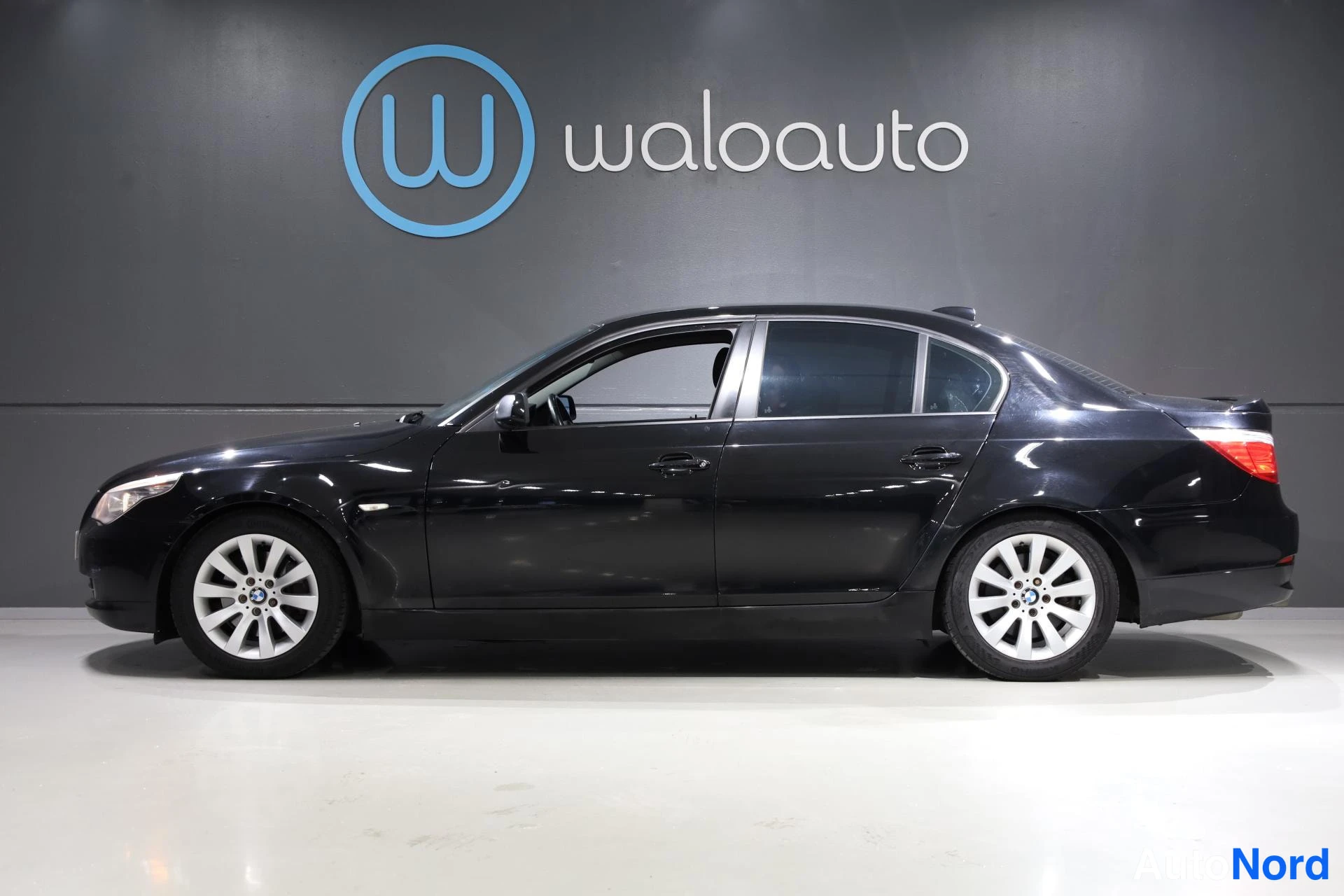 Musta BMW 520d 2009, sivulta, kuva 4