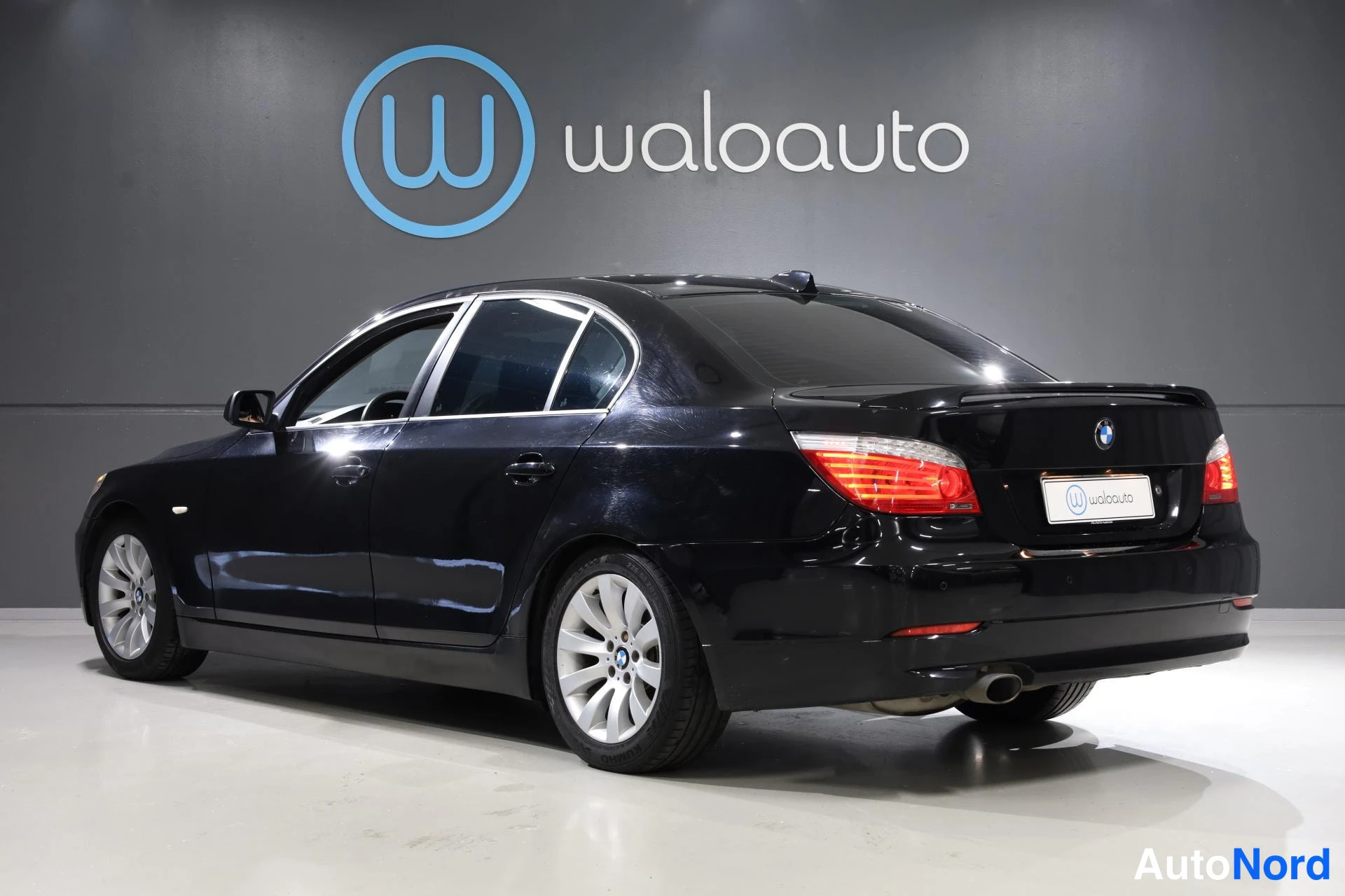 Musta BMW 520d 2009, takaviisto, kuva 6